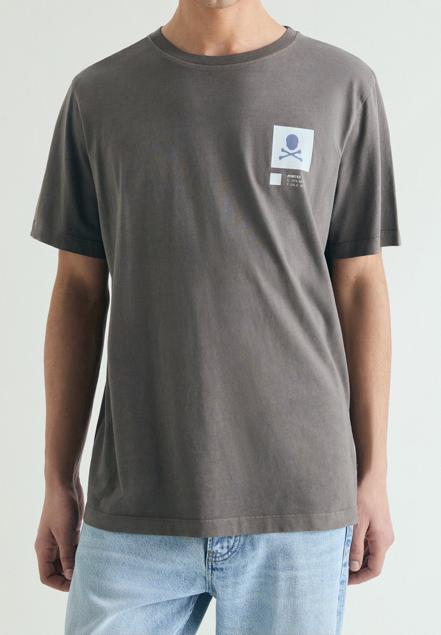 T-SHIRT MIT PRINT IN VERWASCHENER OPTIK