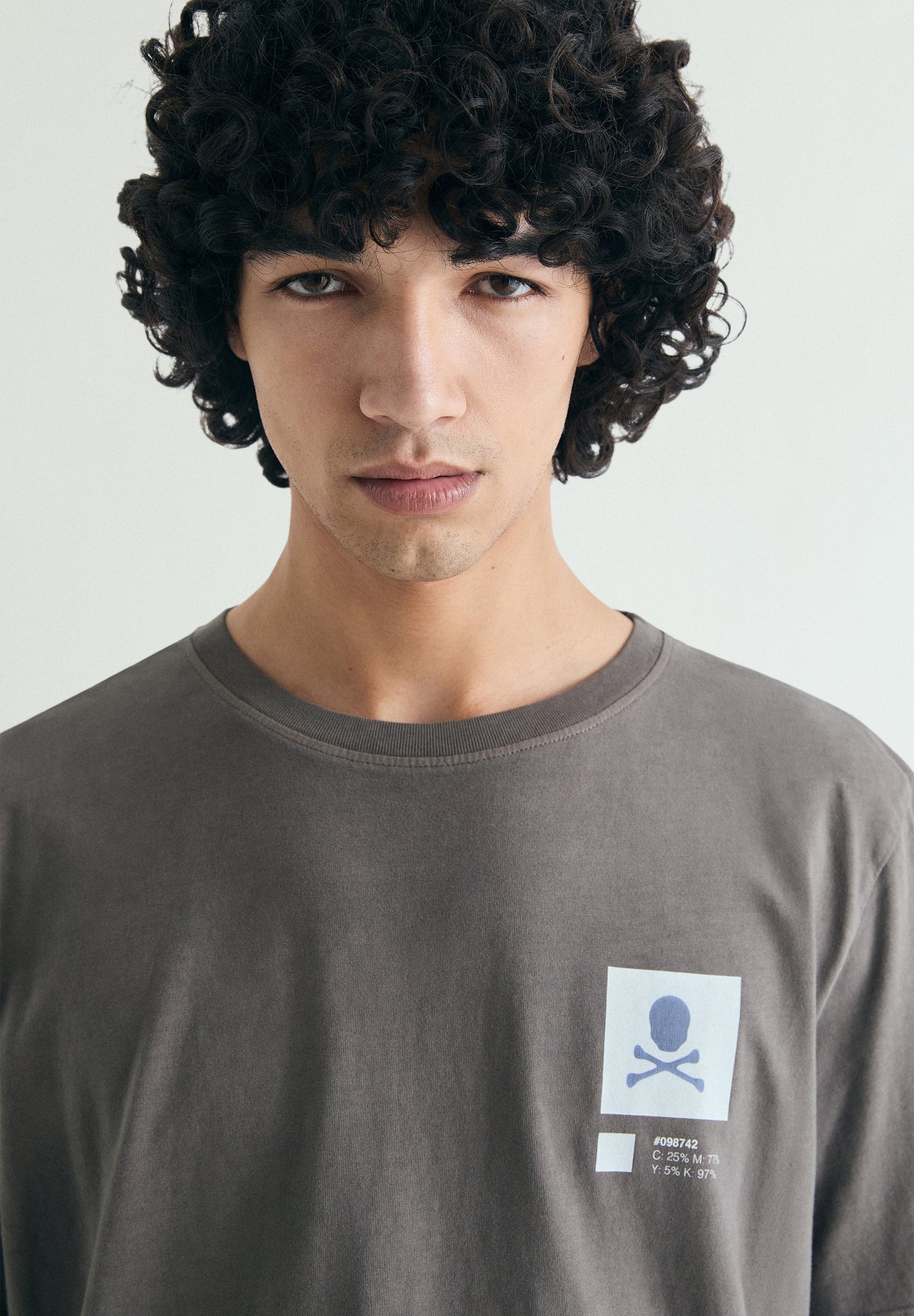 T-SHIRT MIT PRINT IN VERWASCHENER OPTIK