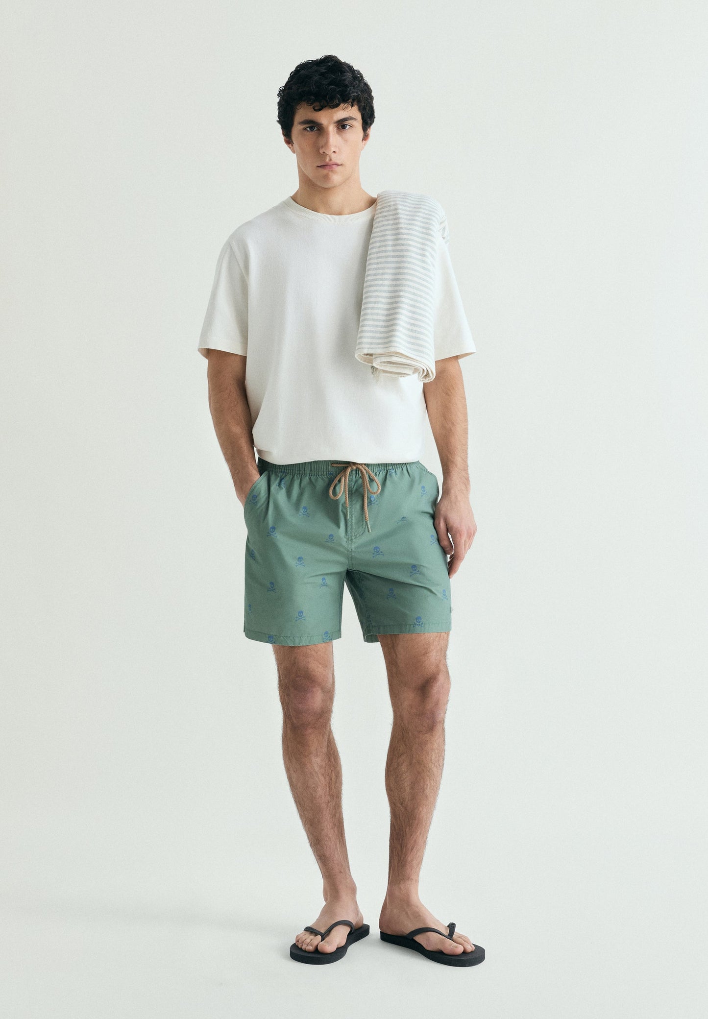 CONTRAST SKULL SWIMMING TRUNKS