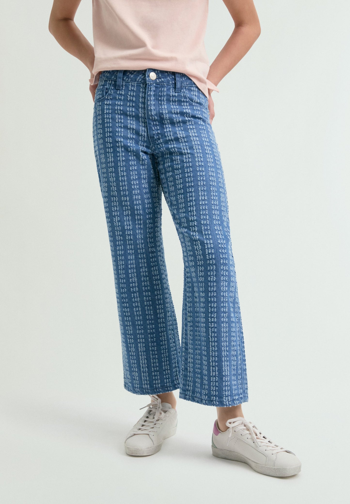 JEANSHOSE MIT ZIERNÄHTEN