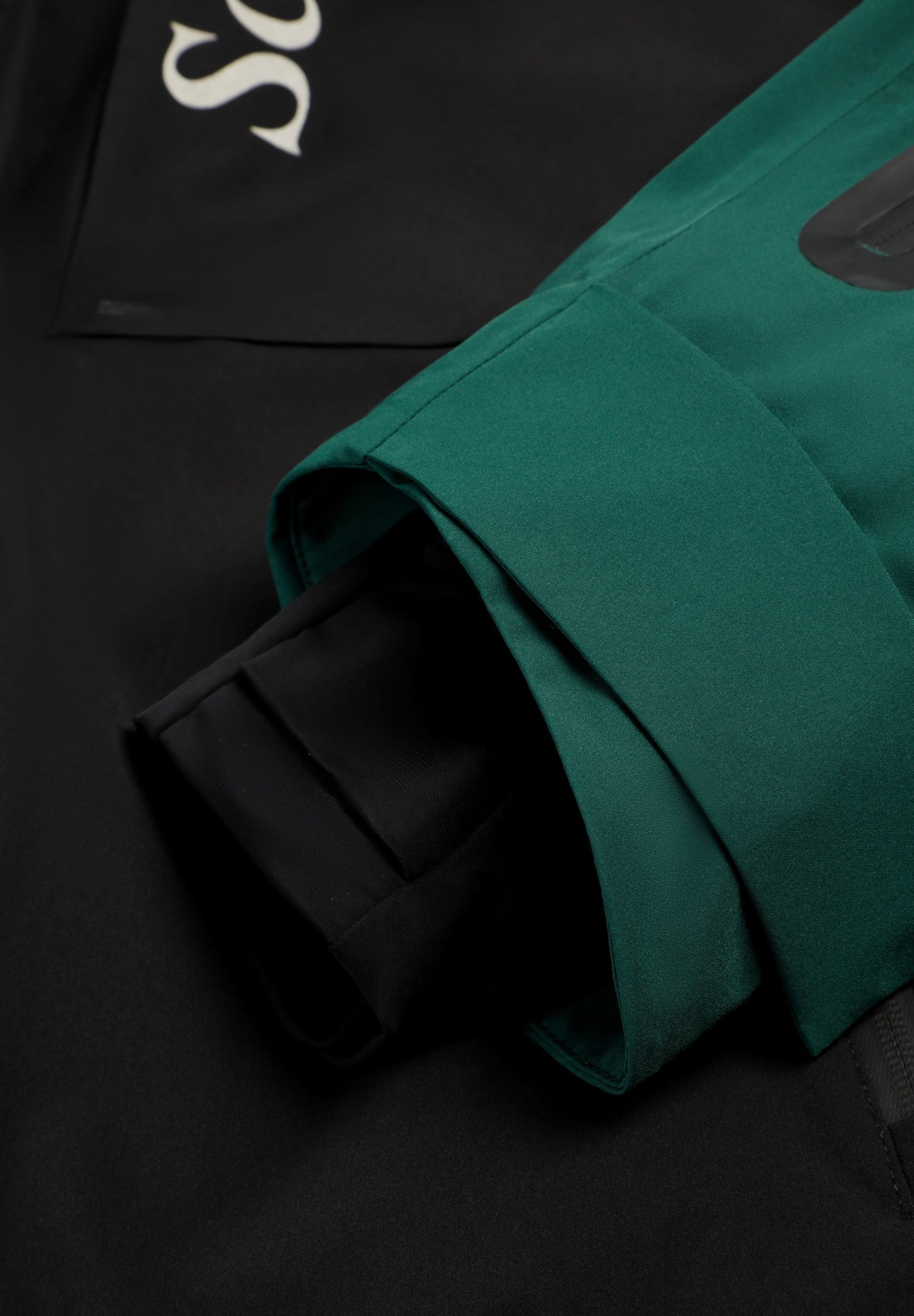 ZWEIFARBIGE SKIJACKE IM CARDIGAN-STIL