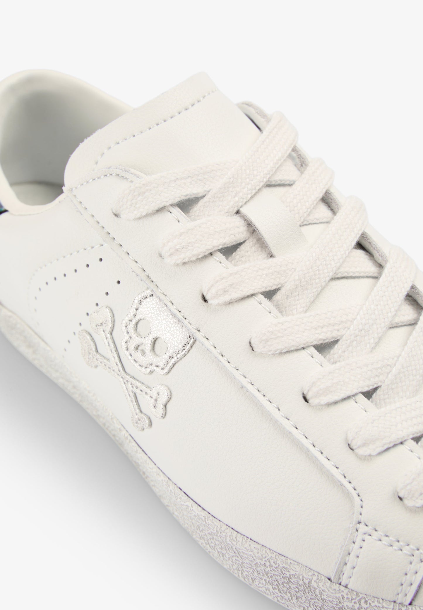 SNEAKER AUS FARBLICH ABGESETZTEM METALLIC-LEDER