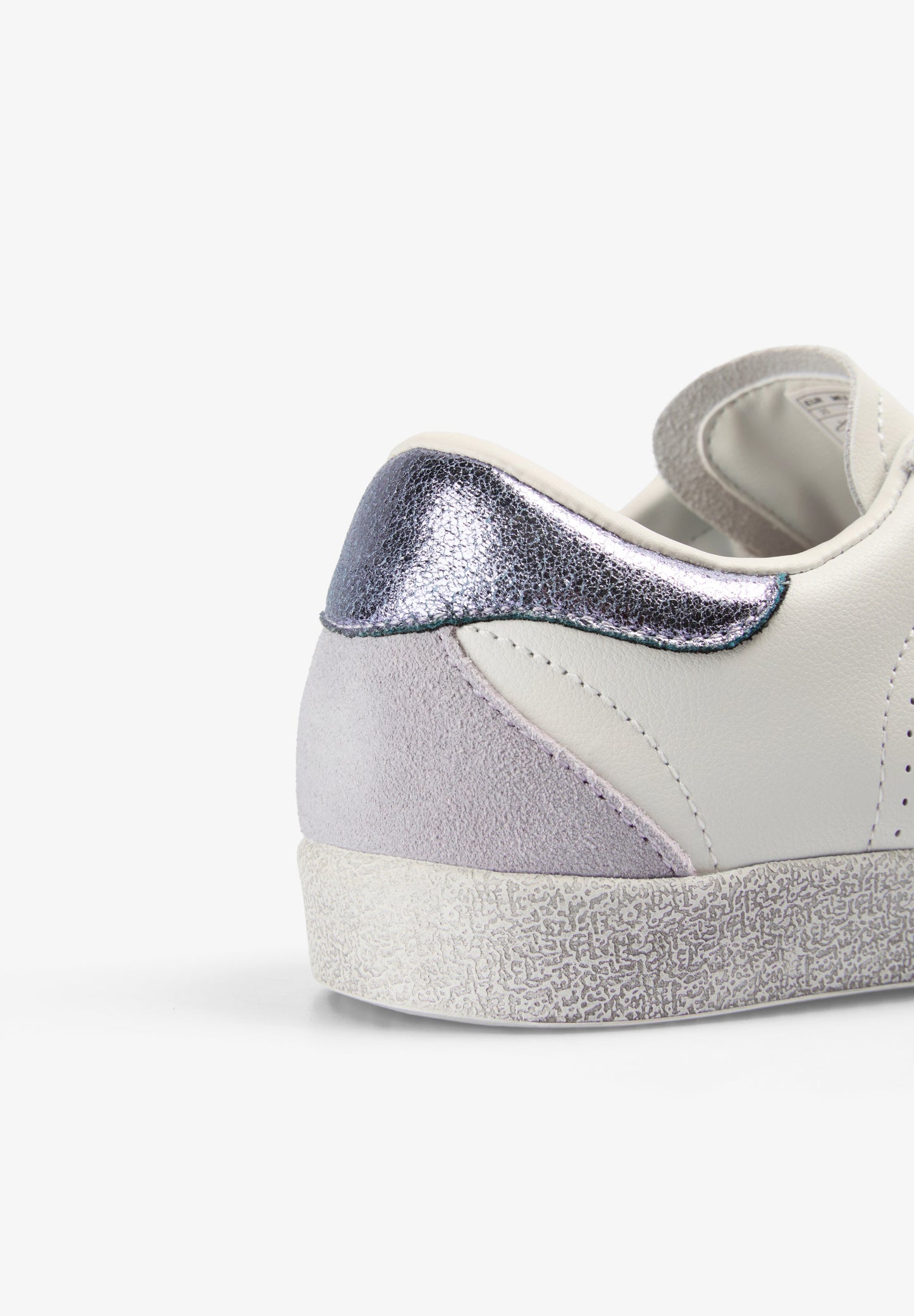 SNEAKER AUS FARBLICH ABGESETZTEM METALLIC-LEDER