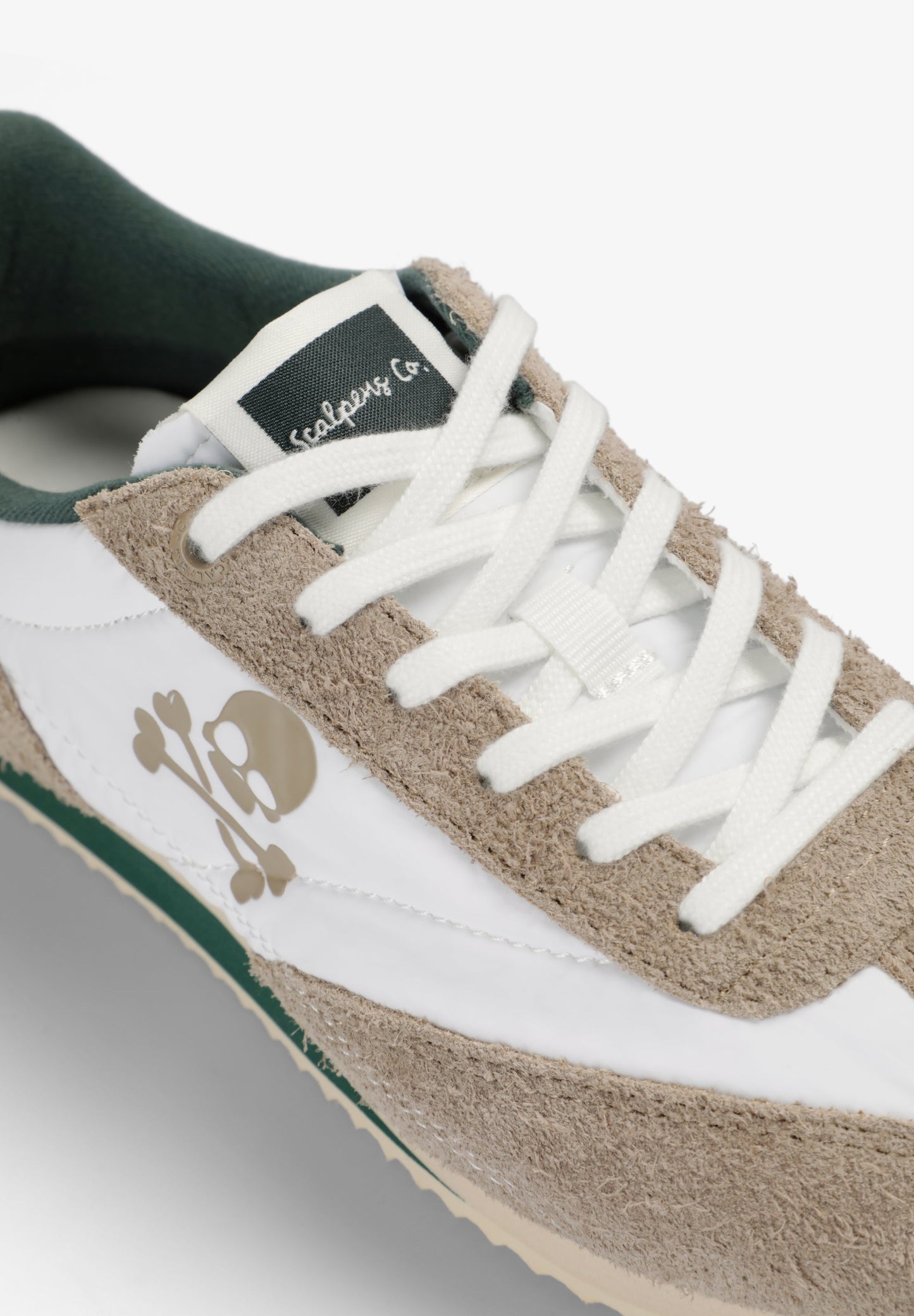 SNEAKER IM RETRO-STIL MIT TOTENKOPF