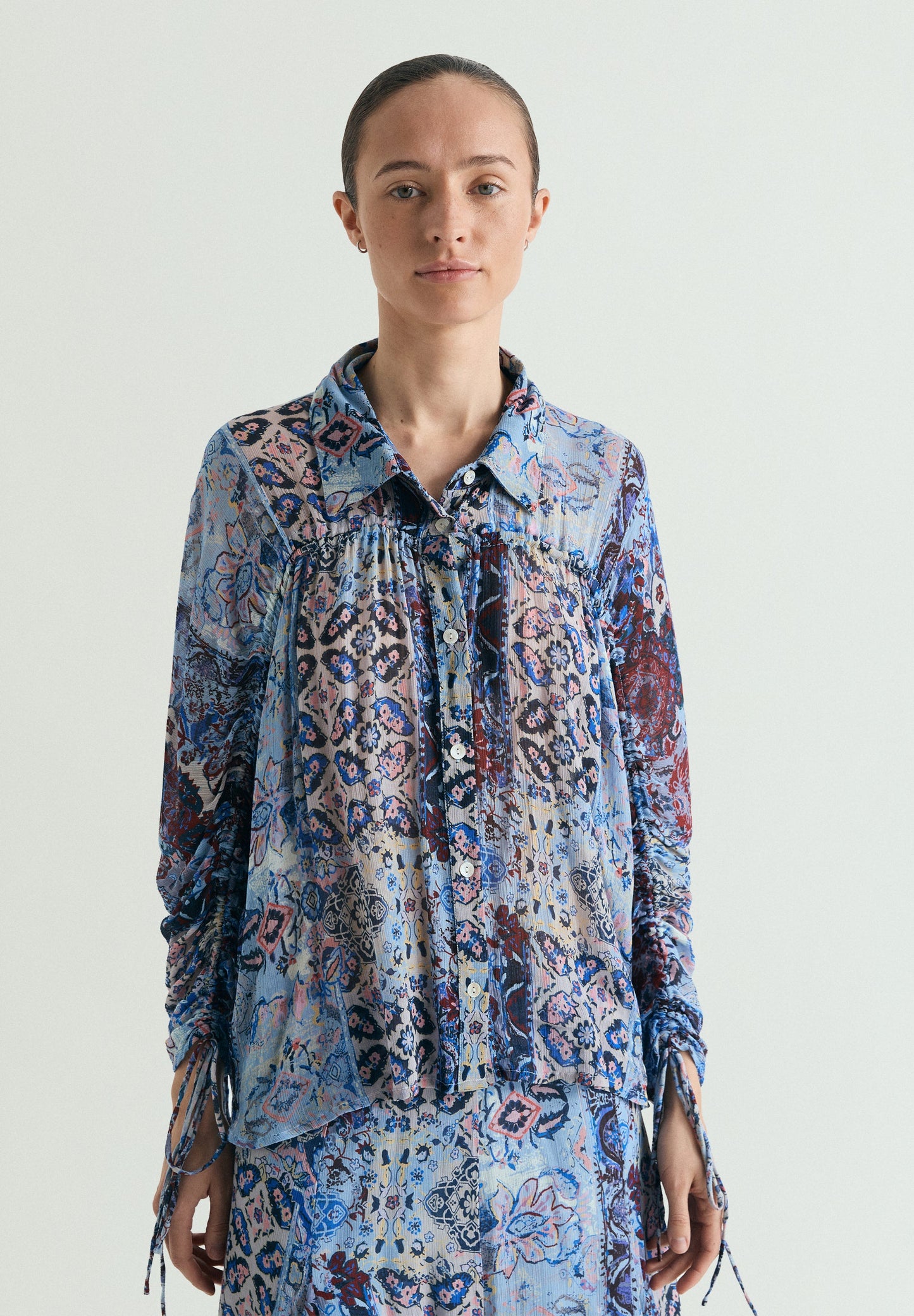 FLIESSENDE BLUSE MIT PRINT