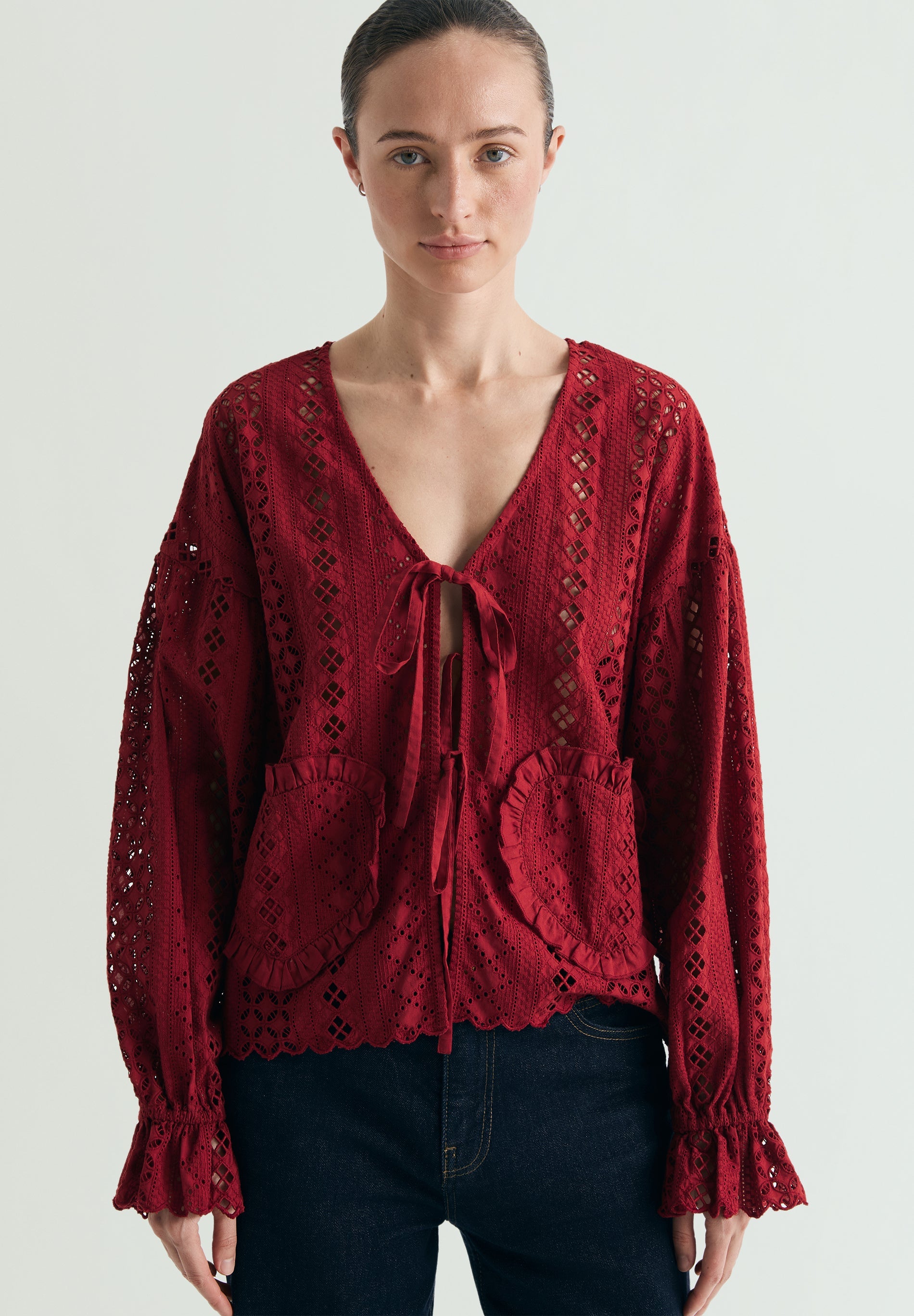 BLUSE MIT LOCHMUSTER UND HERZEN