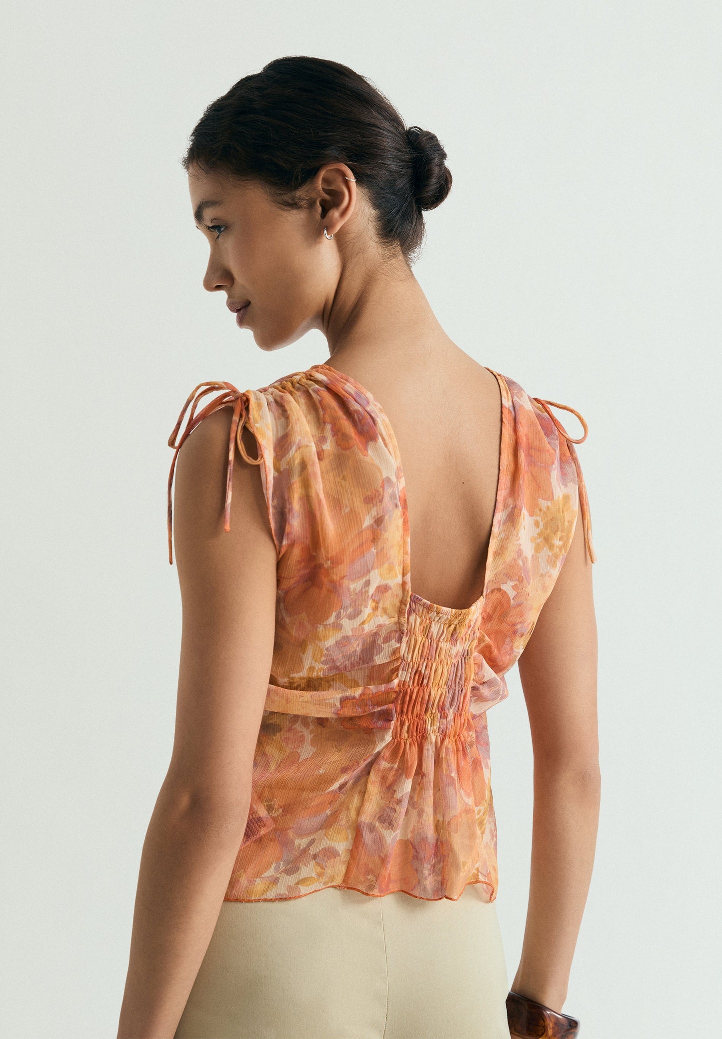 BLUSE MIT RAFFUNGEN UND BLUMENMUSTER