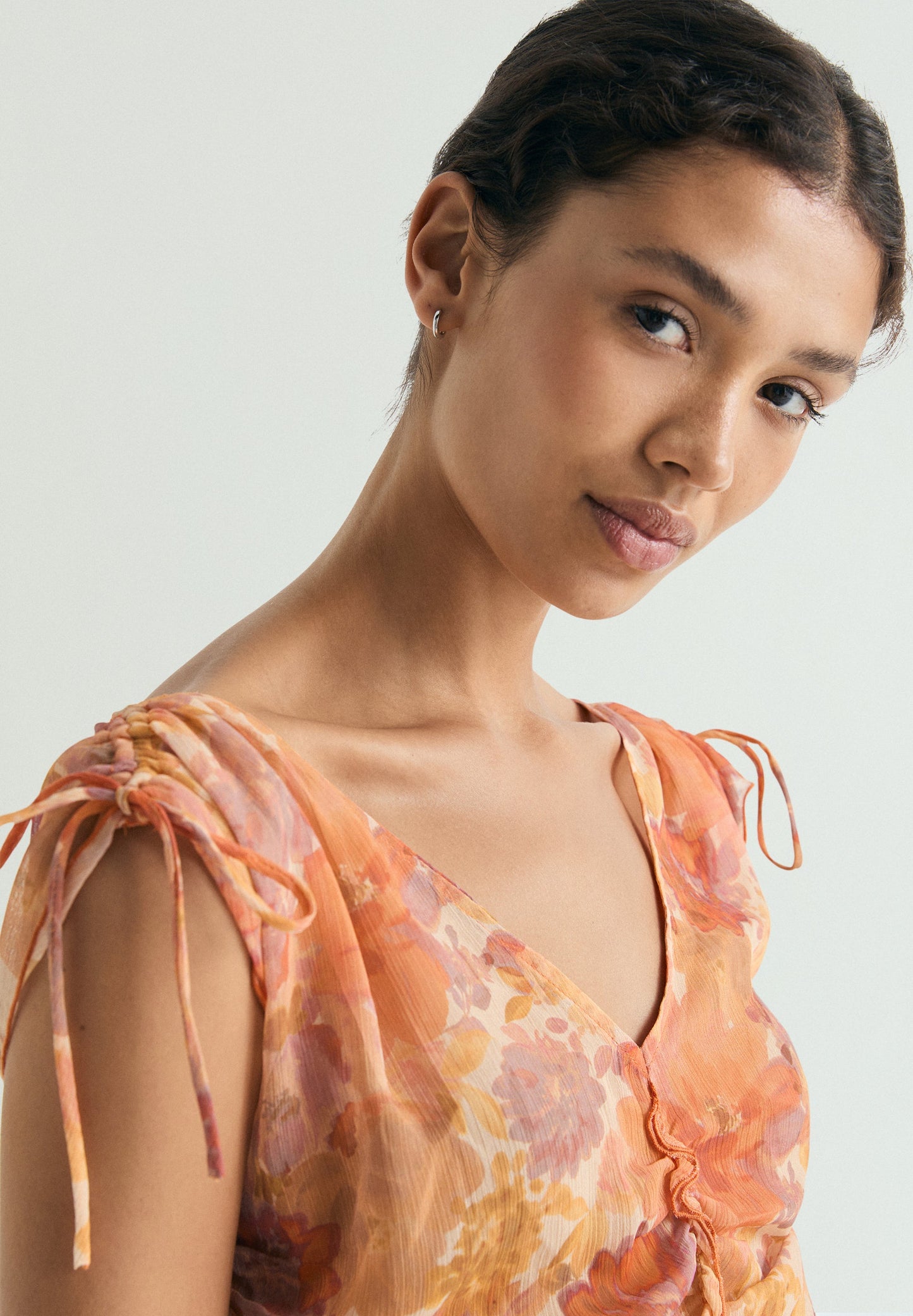 BLUSE MIT RAFFUNGEN UND BLUMENMUSTER