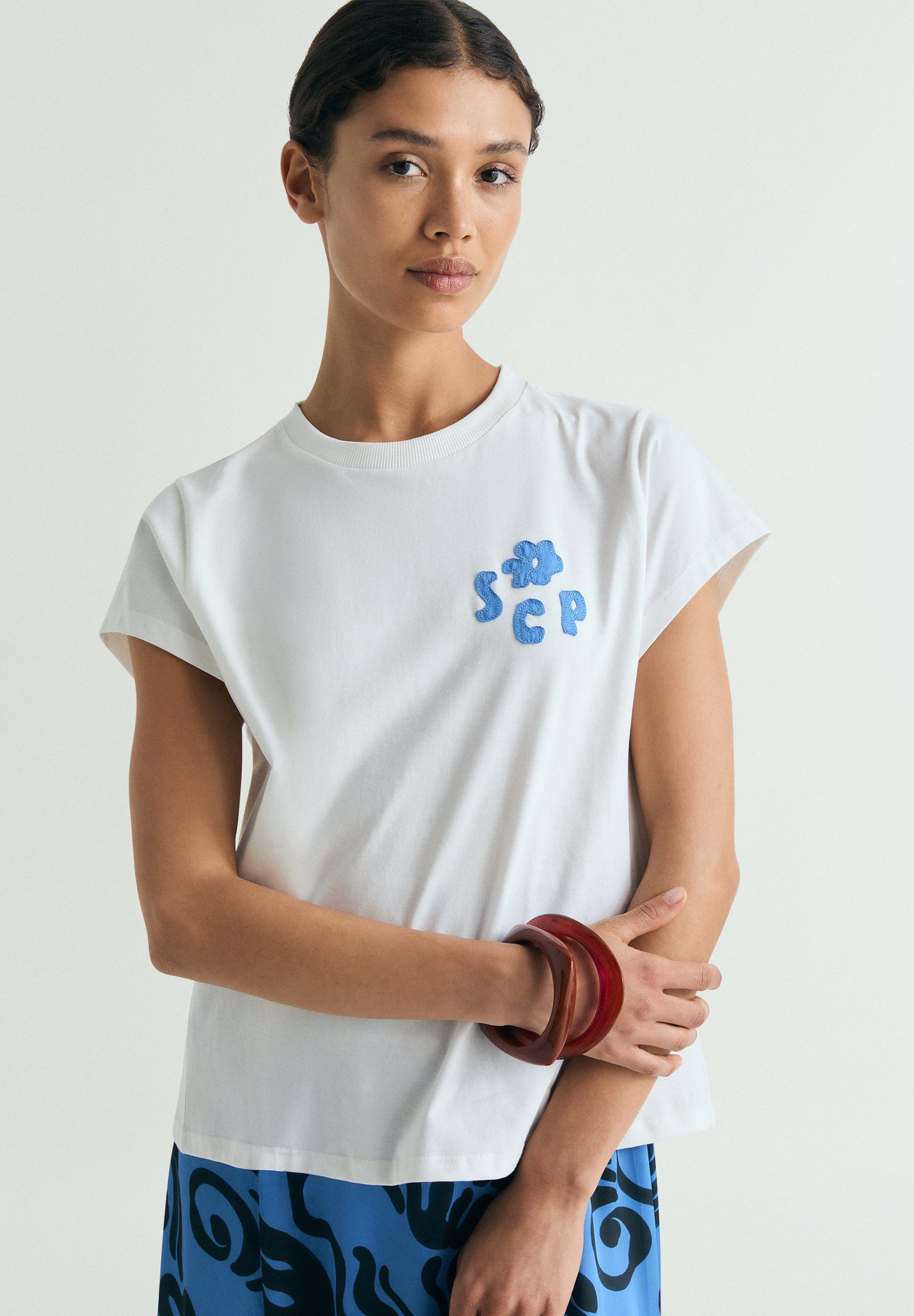 T-SHIRT MIT BESTICKTEN AUFNÄHERN