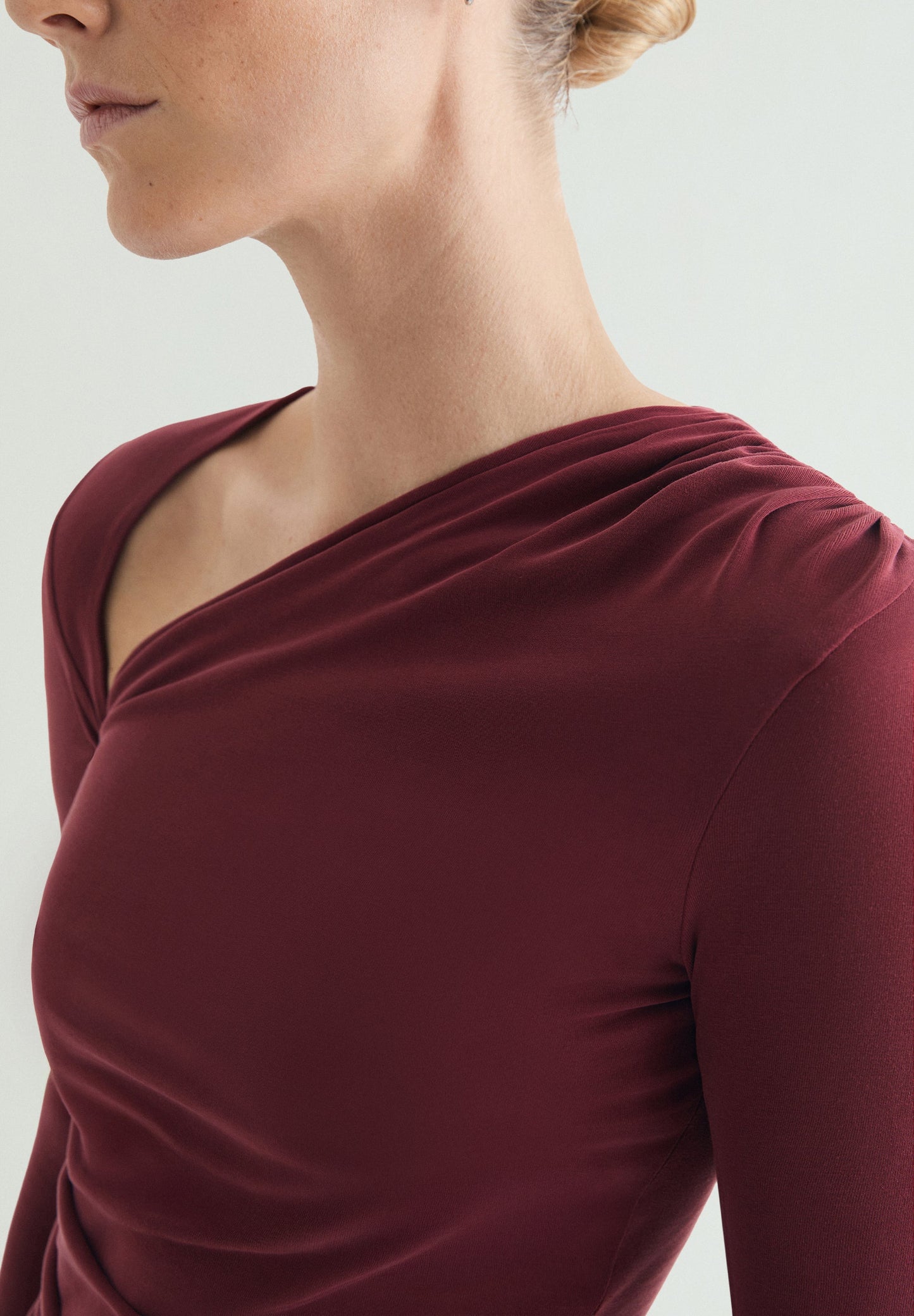 ASYMMETRIC LOOSE-FITTING T-SHIRT