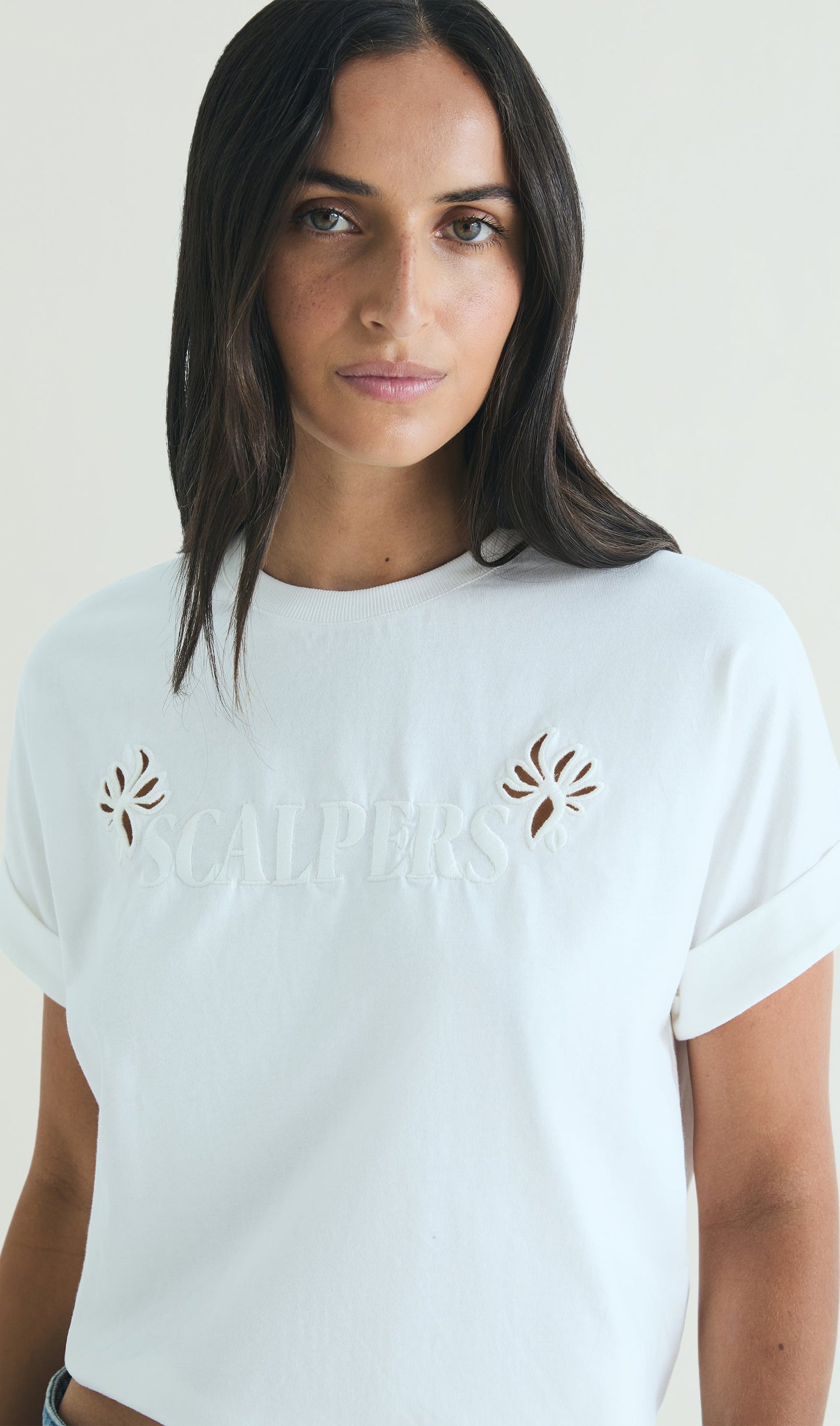 CONTRAST EMBROIDERED T-SHIRT