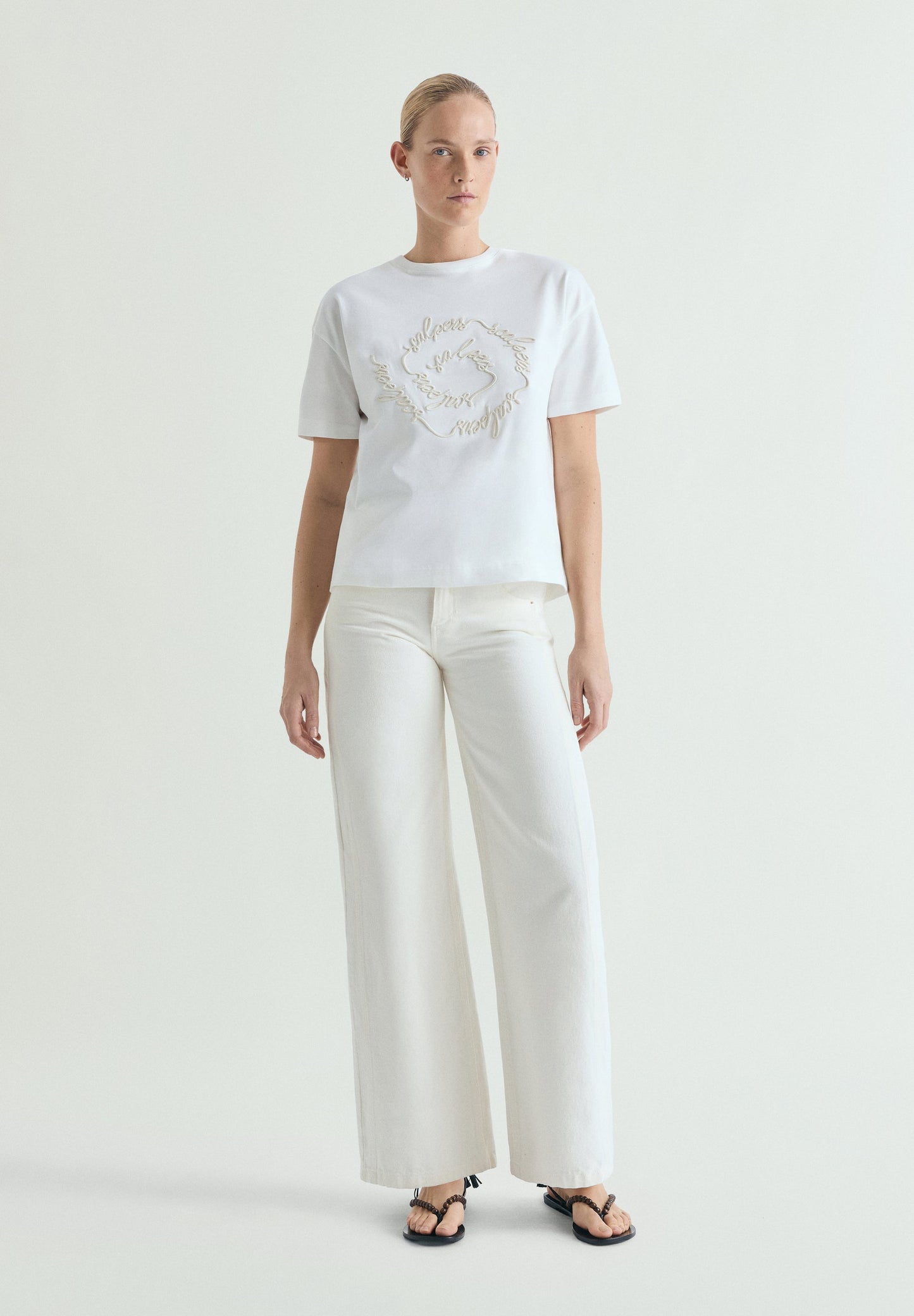 T-SHIRT MIT SPIRALEN-STICKEREI