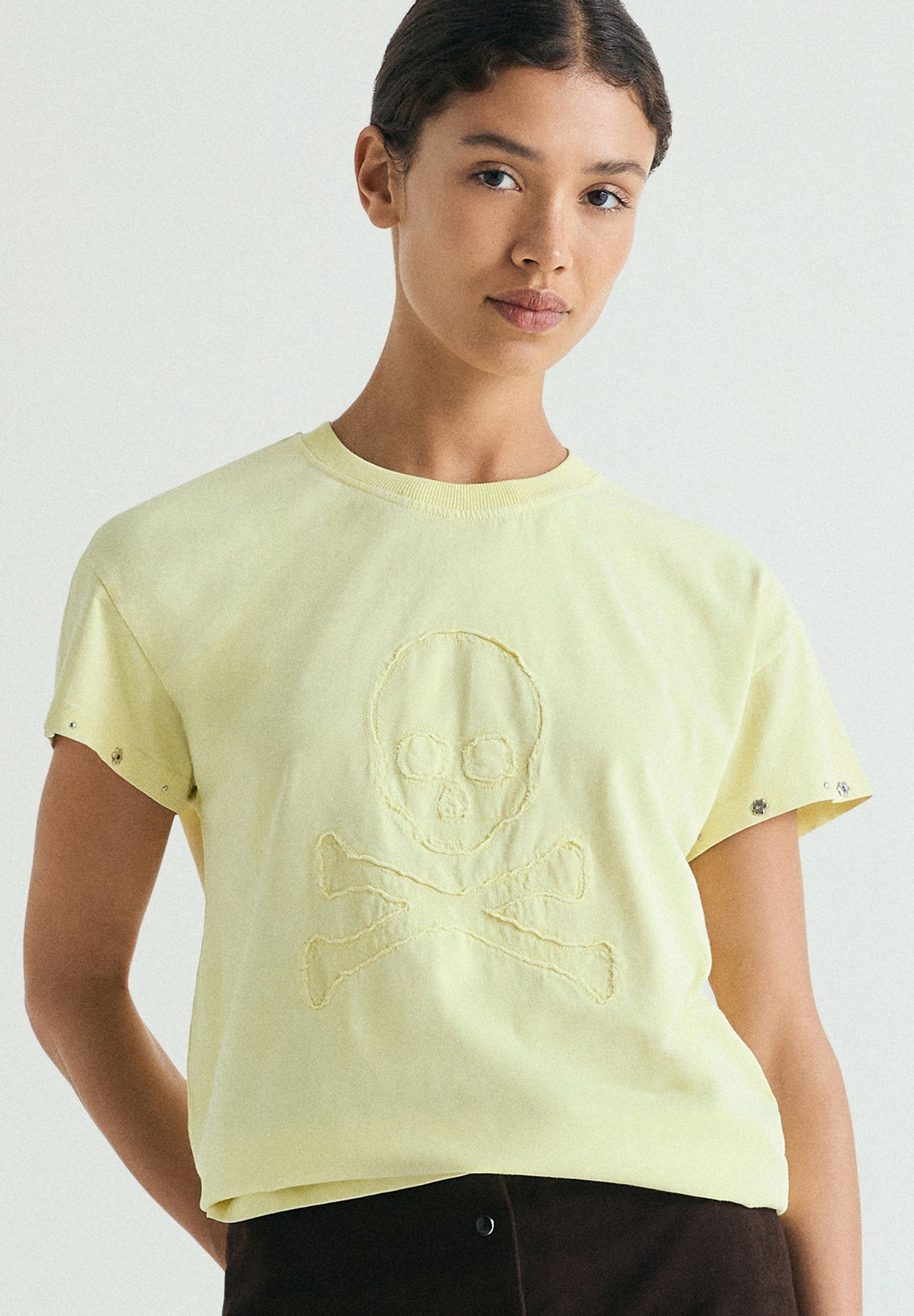 TOTENKOPF-T-SHIRT MIT NIETEN
