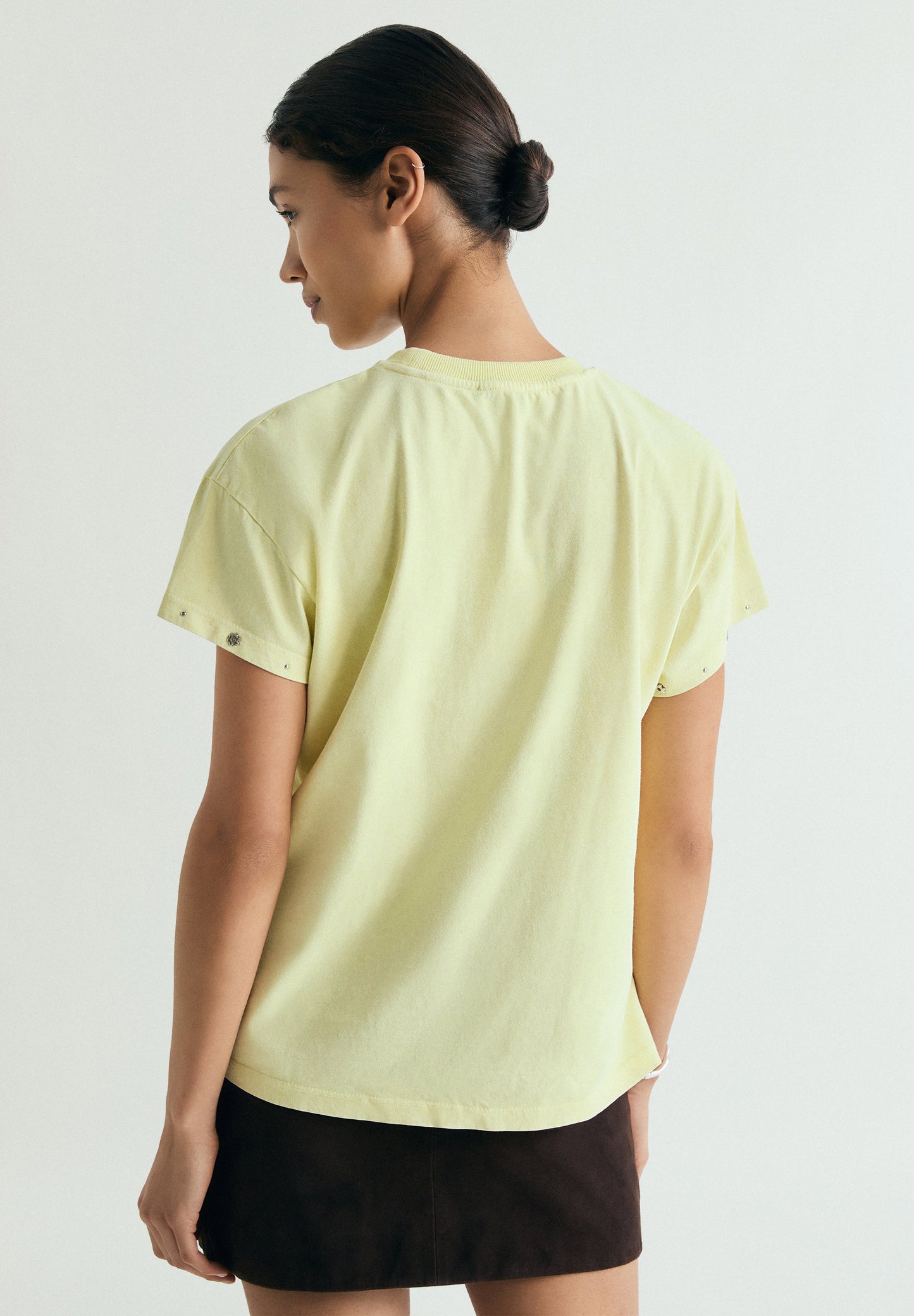 TOTENKOPF-T-SHIRT MIT NIETEN
