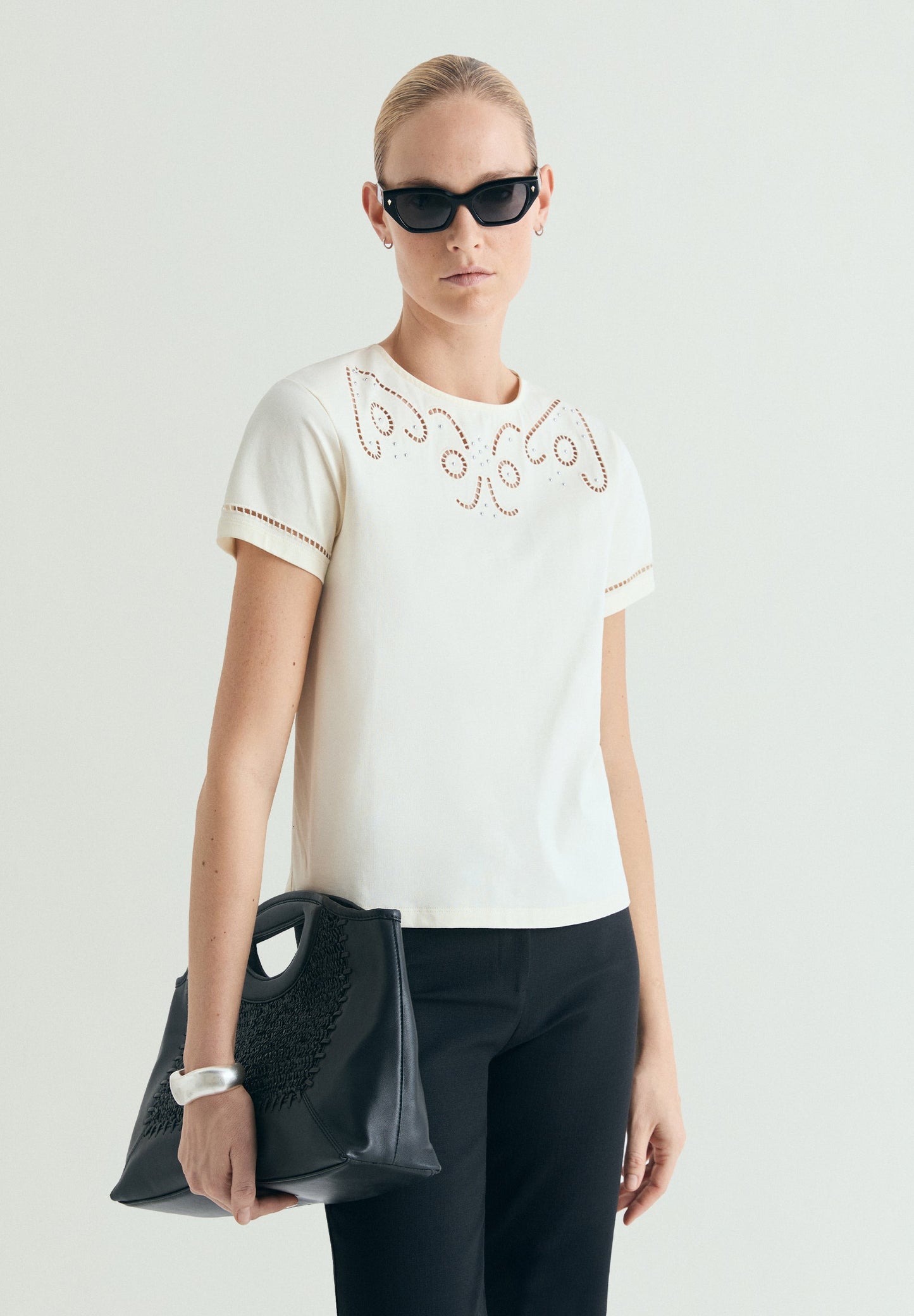 T-SHIRT DÉTAILS AJOURÉS CLOUS