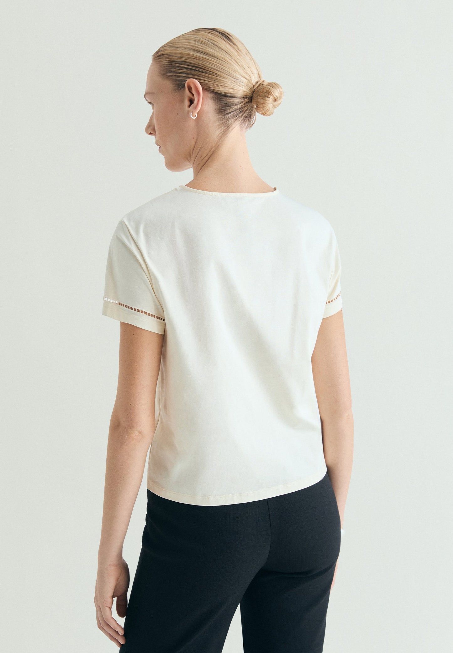 T-SHIRT DÉTAILS AJOURÉS CLOUS