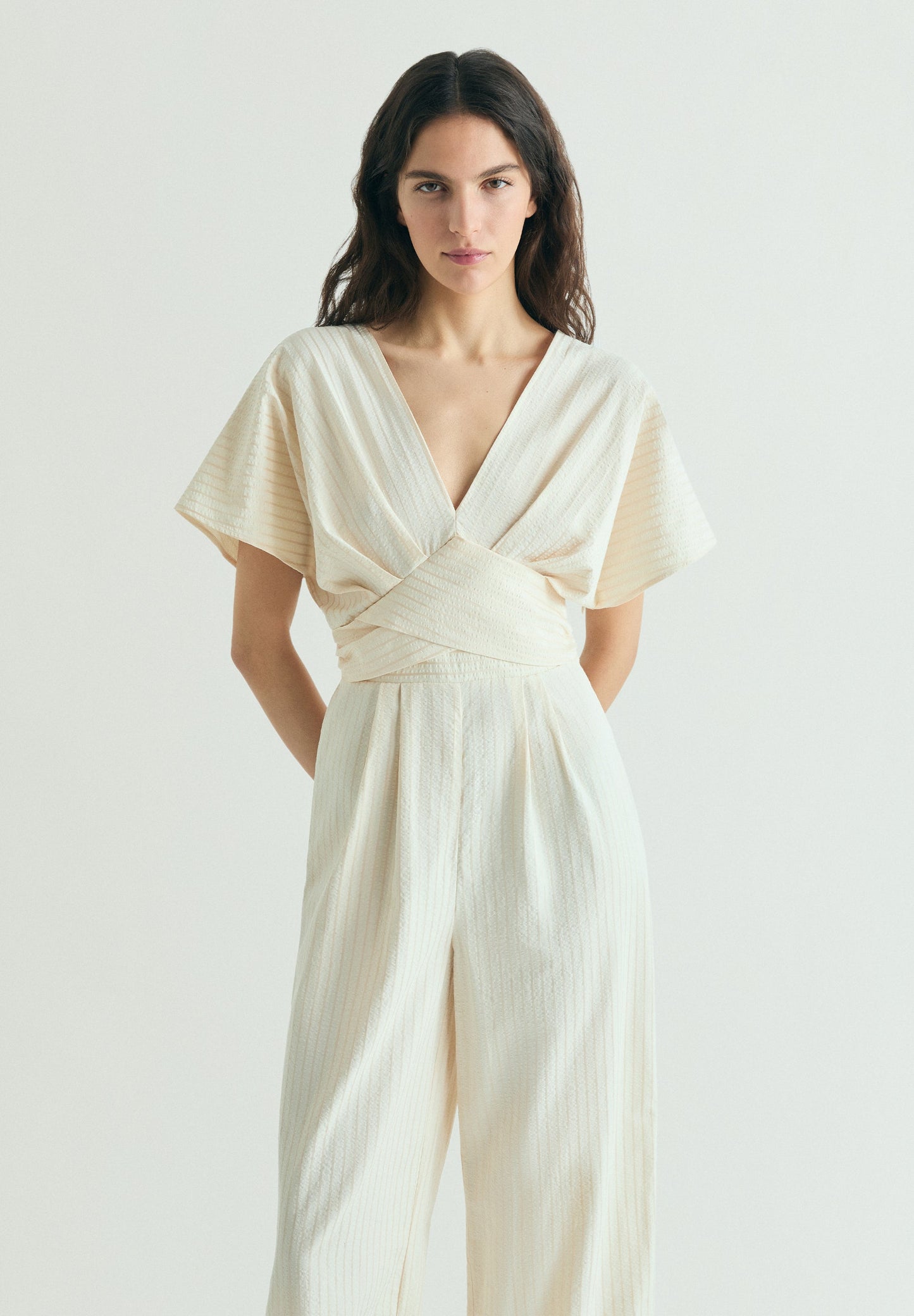 JUMPSUIT MIT STREIFEN UND ÜBERKREUZTEM BUND