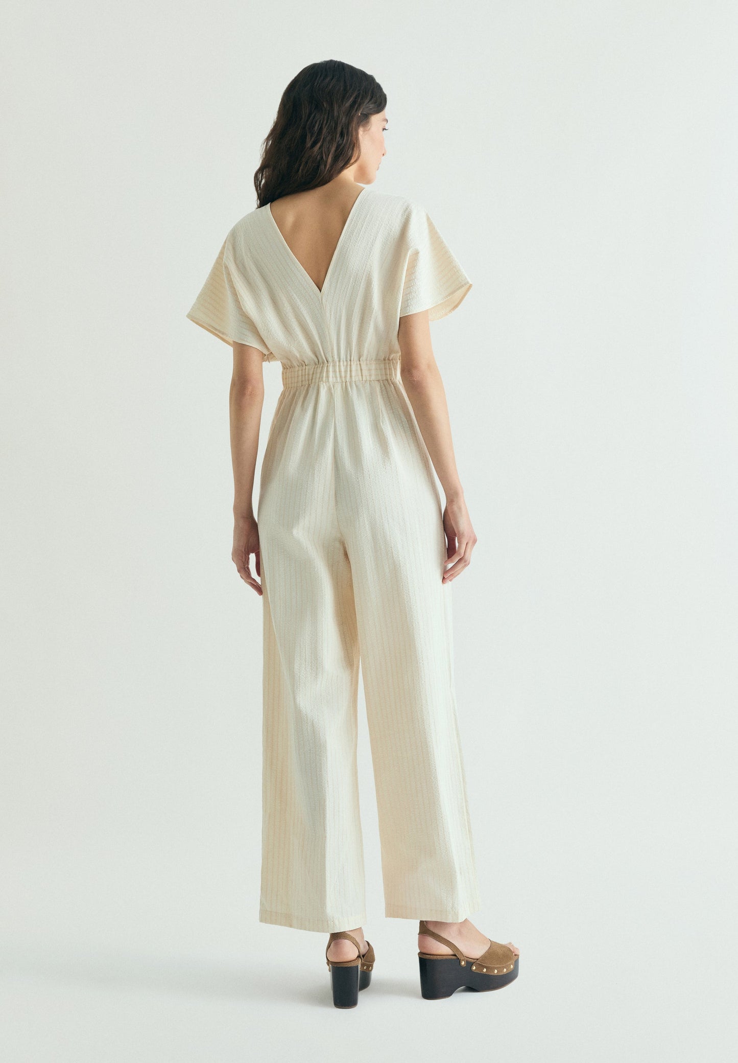 JUMPSUIT MIT STREIFEN UND ÜBERKREUZTEM BUND