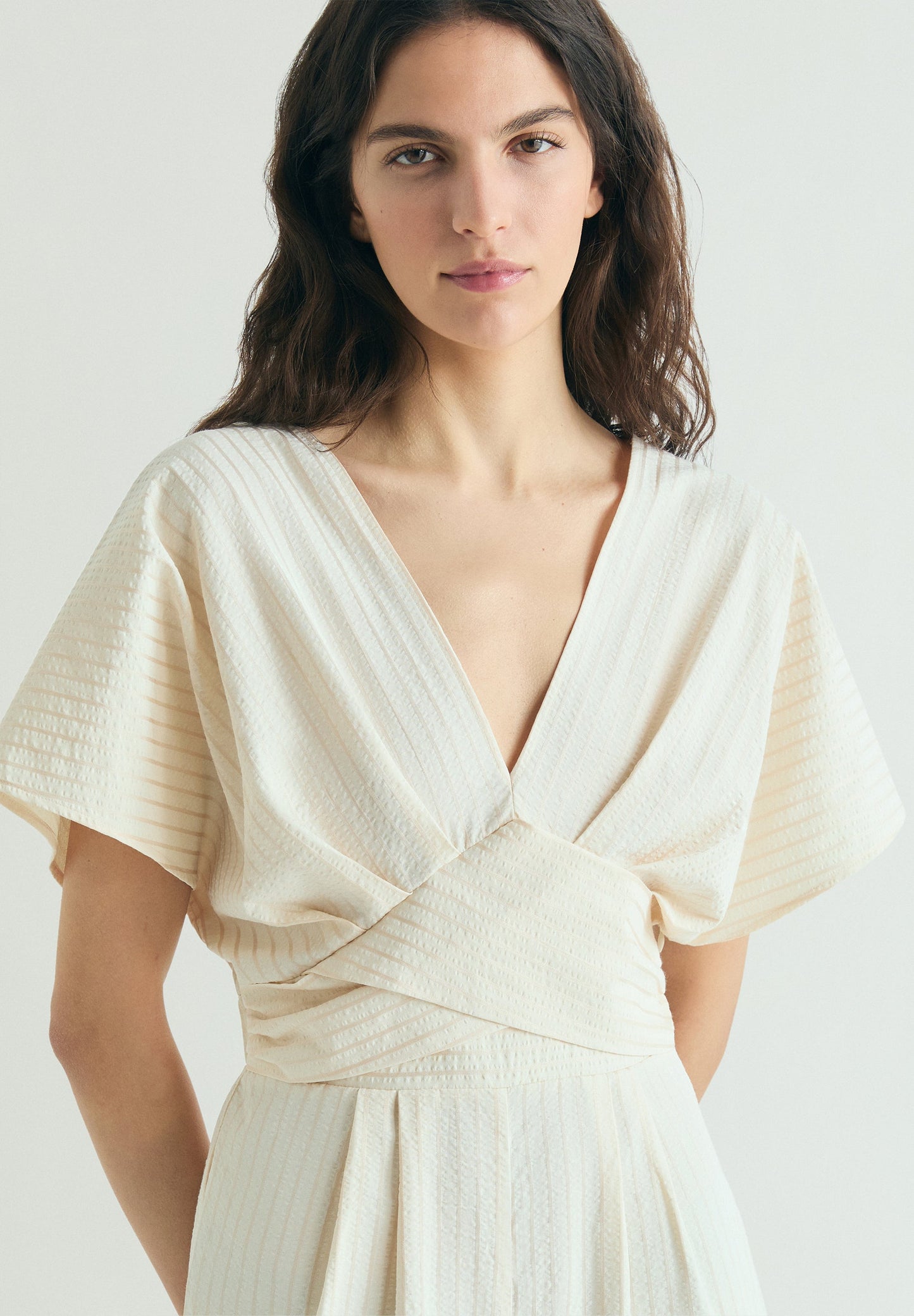 JUMPSUIT MIT STREIFEN UND ÜBERKREUZTEM BUND