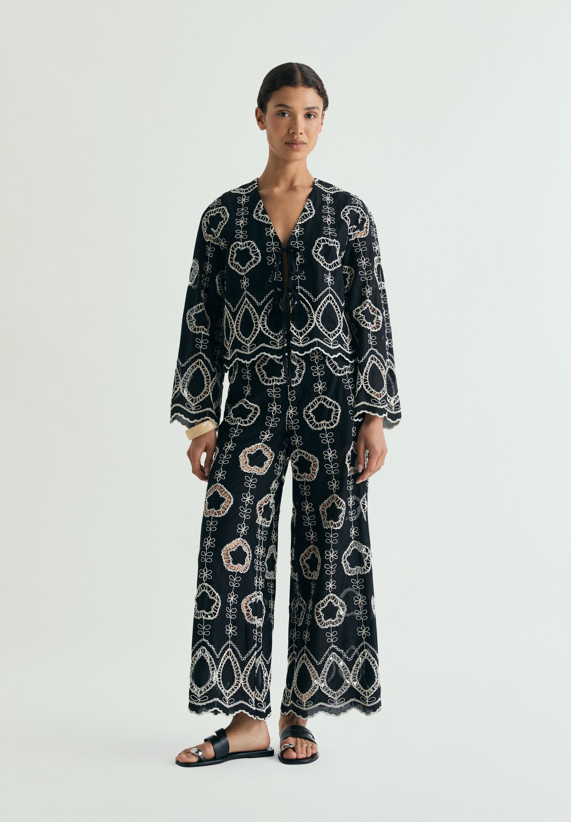 PANTALONI RICAMATI A CONTRASTO