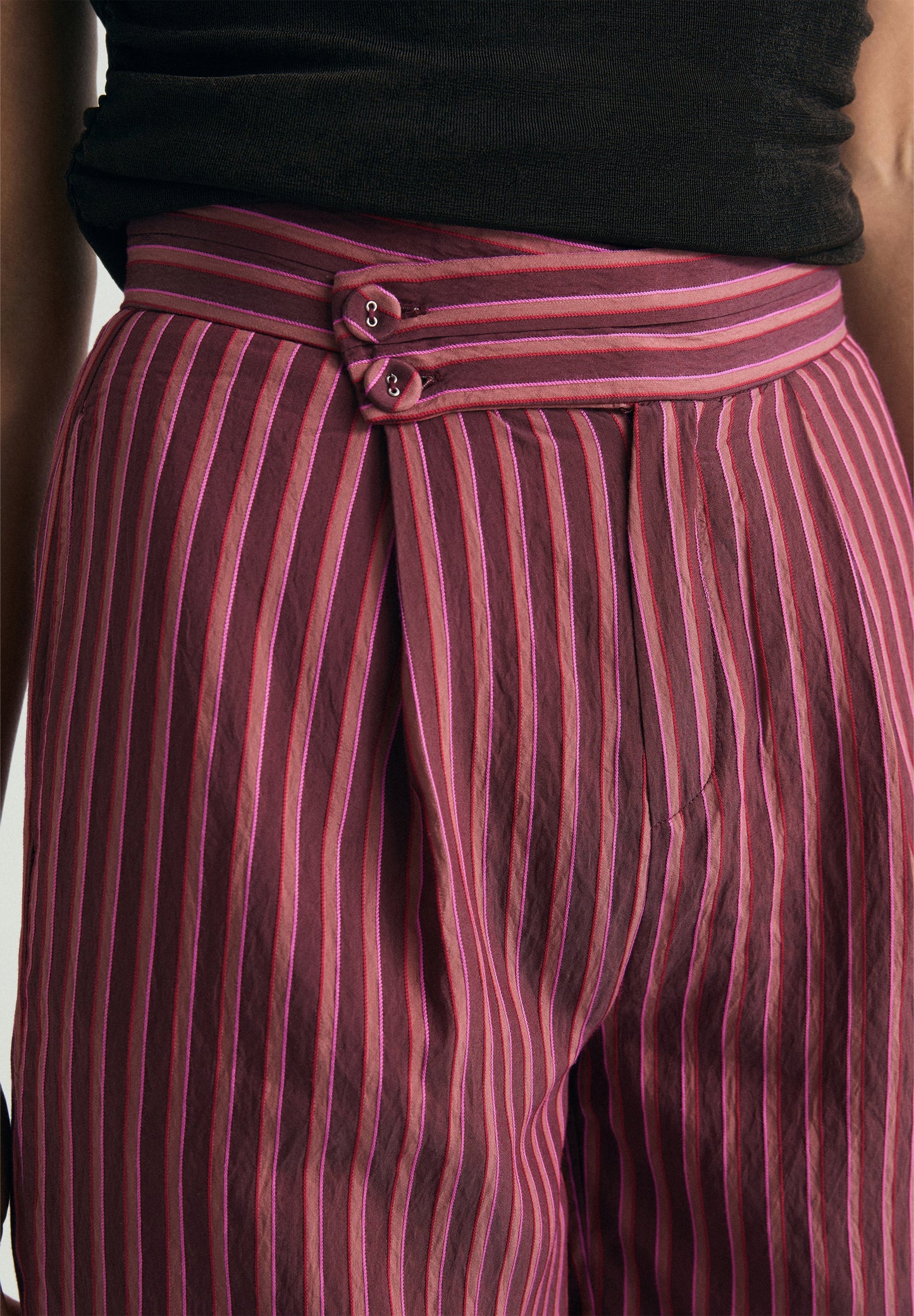 HOSE MIT STREIFEN´UND LEINEN