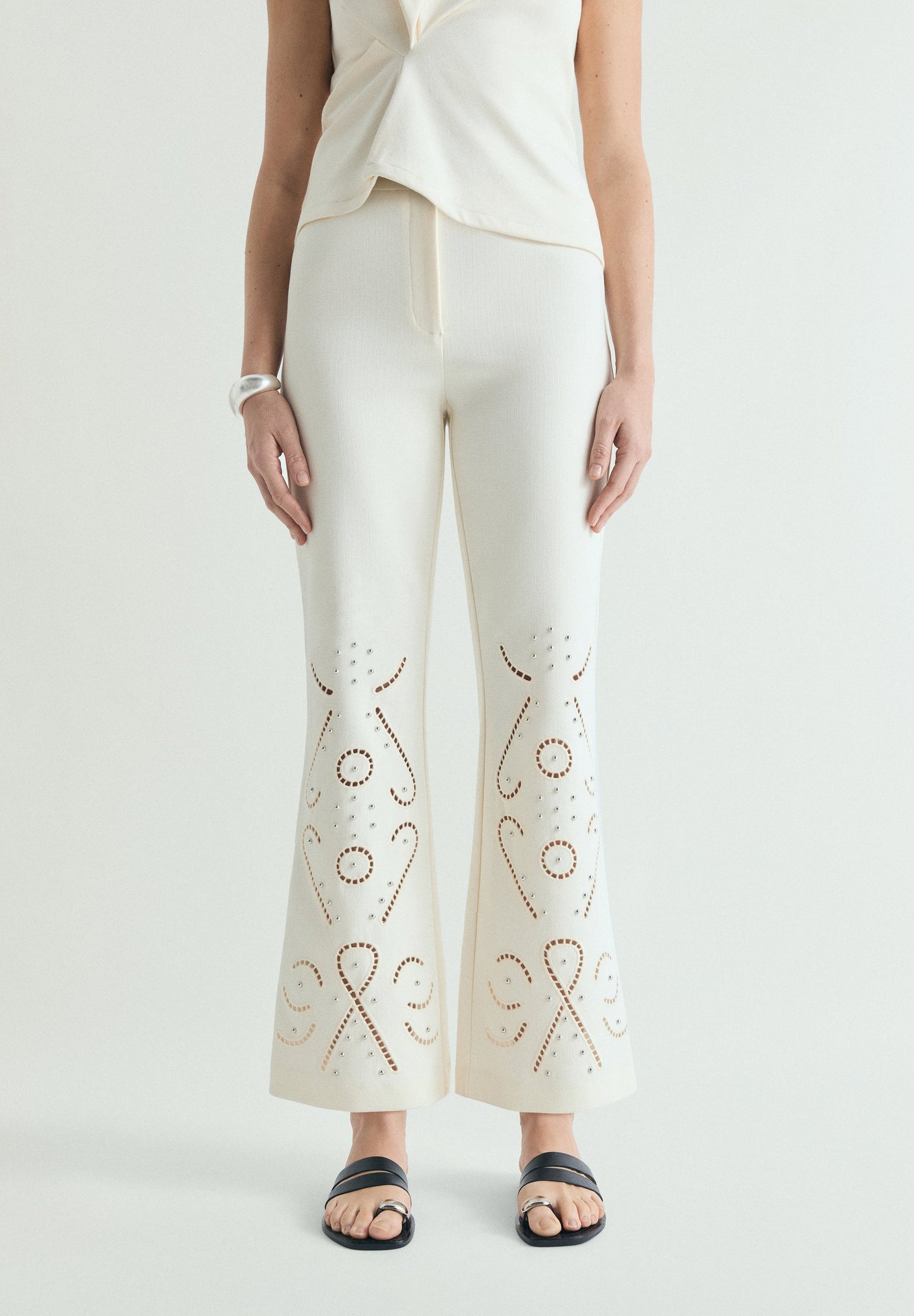 PANTALONI DETTAGLI TRAFORATI