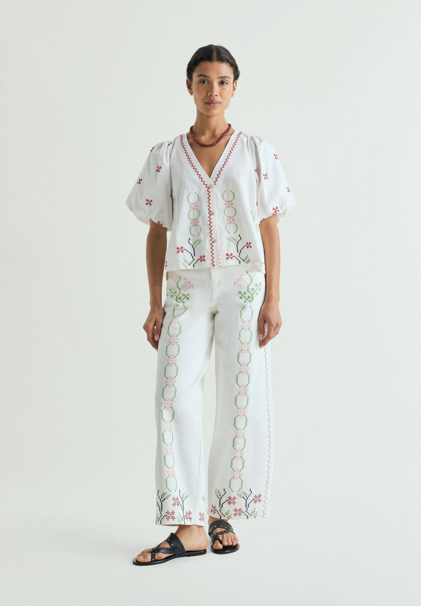 WIDE LEG JEANS WITH FLORAL EMBROIDERY