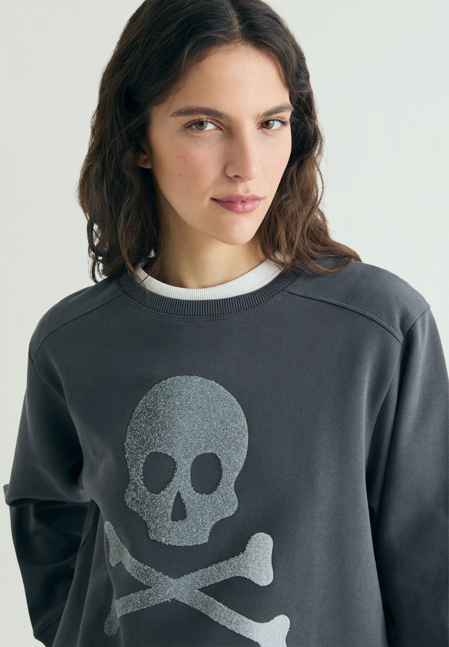 HOODY MIT GLITZER-TOTENKOPF