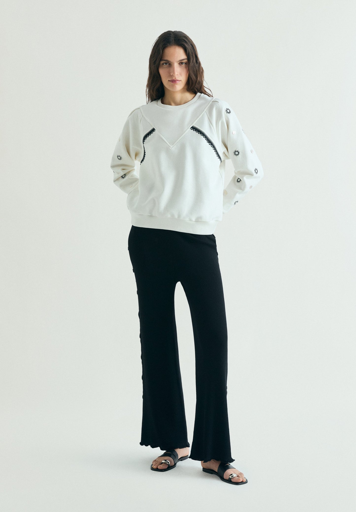 SWEAT BRODÉ APPLIQUES