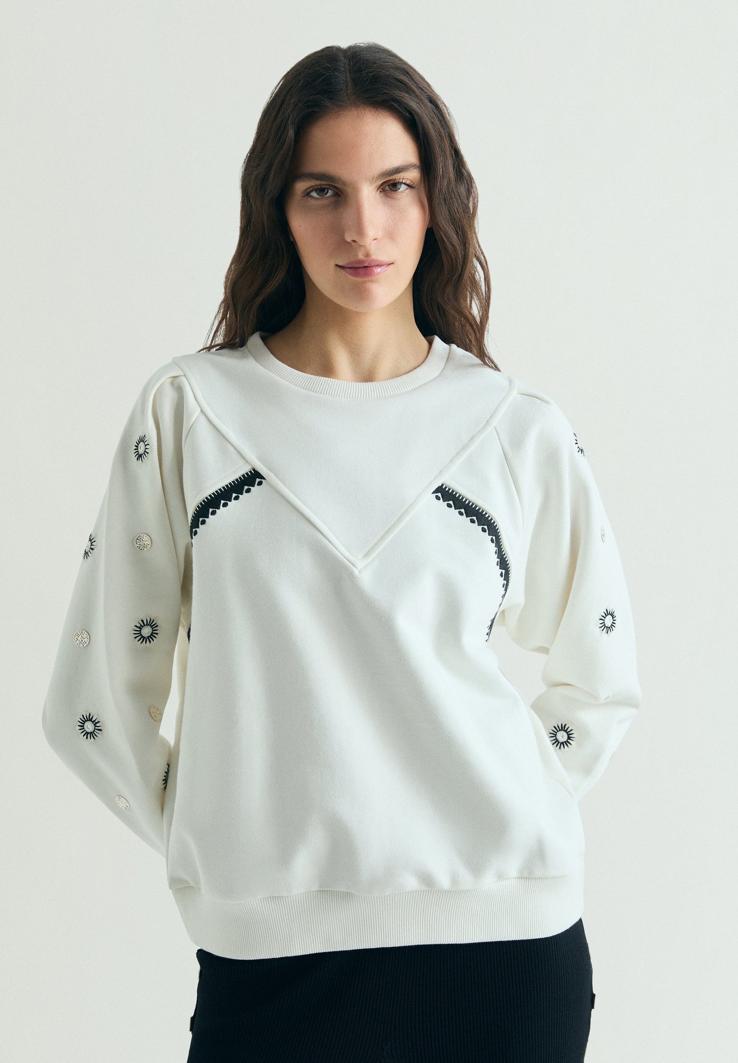 SWEAT BRODÉ APPLIQUES