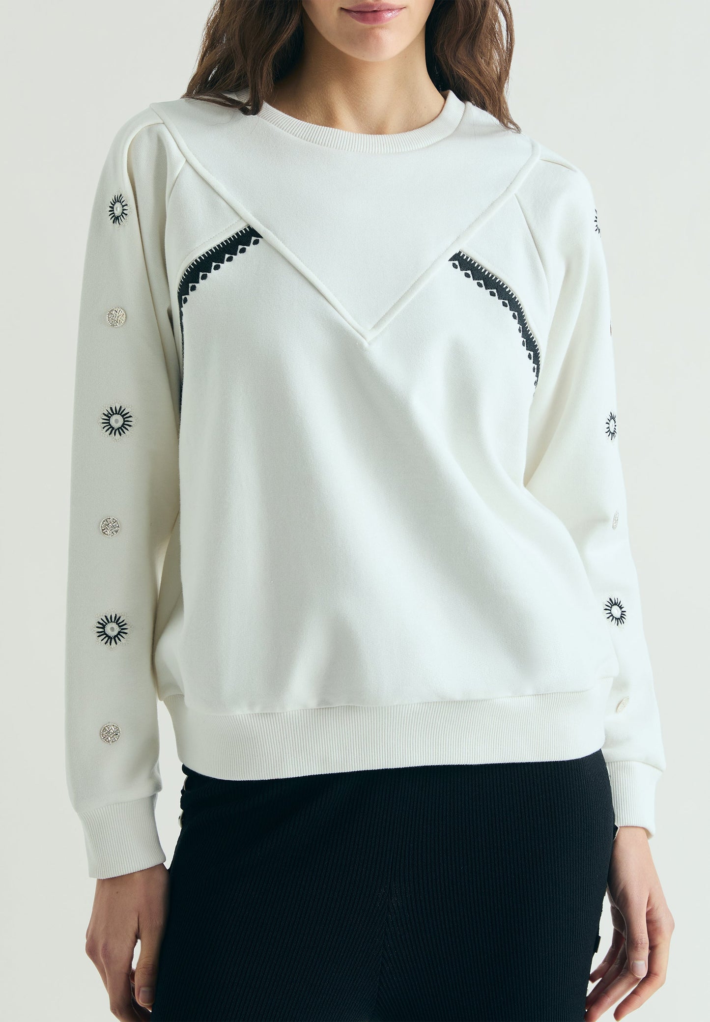 SWEAT BRODÉ APPLIQUES