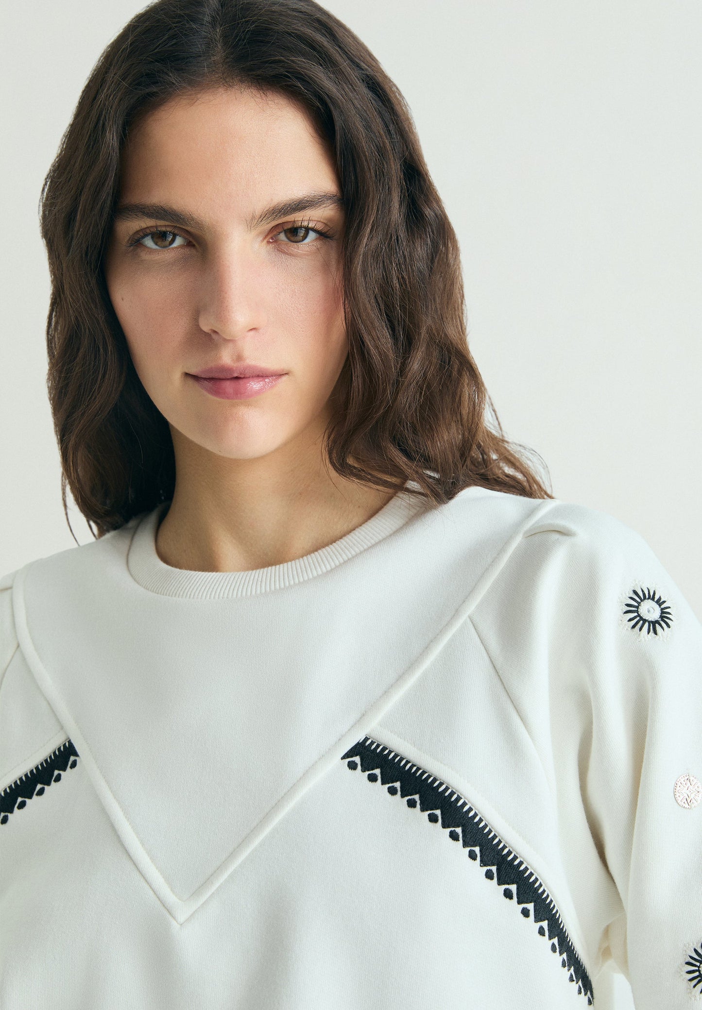 SWEAT BRODÉ APPLIQUES