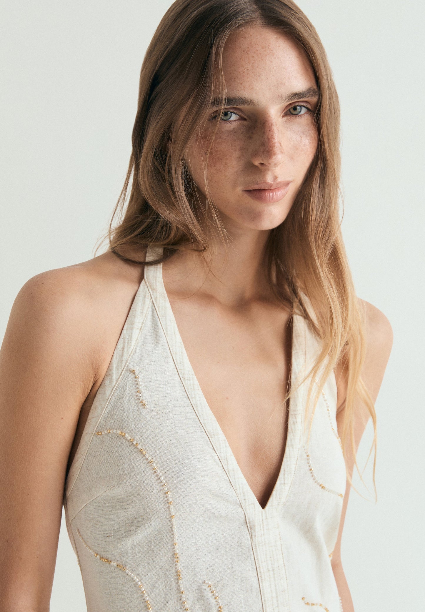 NECKHOLDER-KLEID MIT SCMUCKSTEINEN
