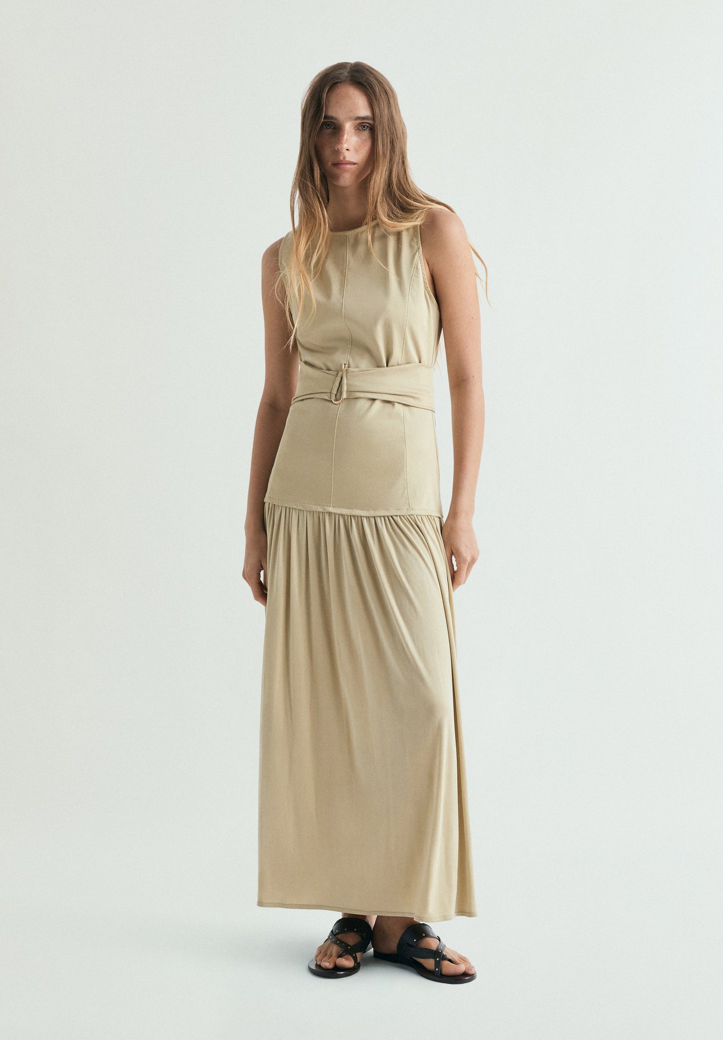 ROBE MIDI DRAPÉE AVEC DÉTAIL MÉTALLIQUE