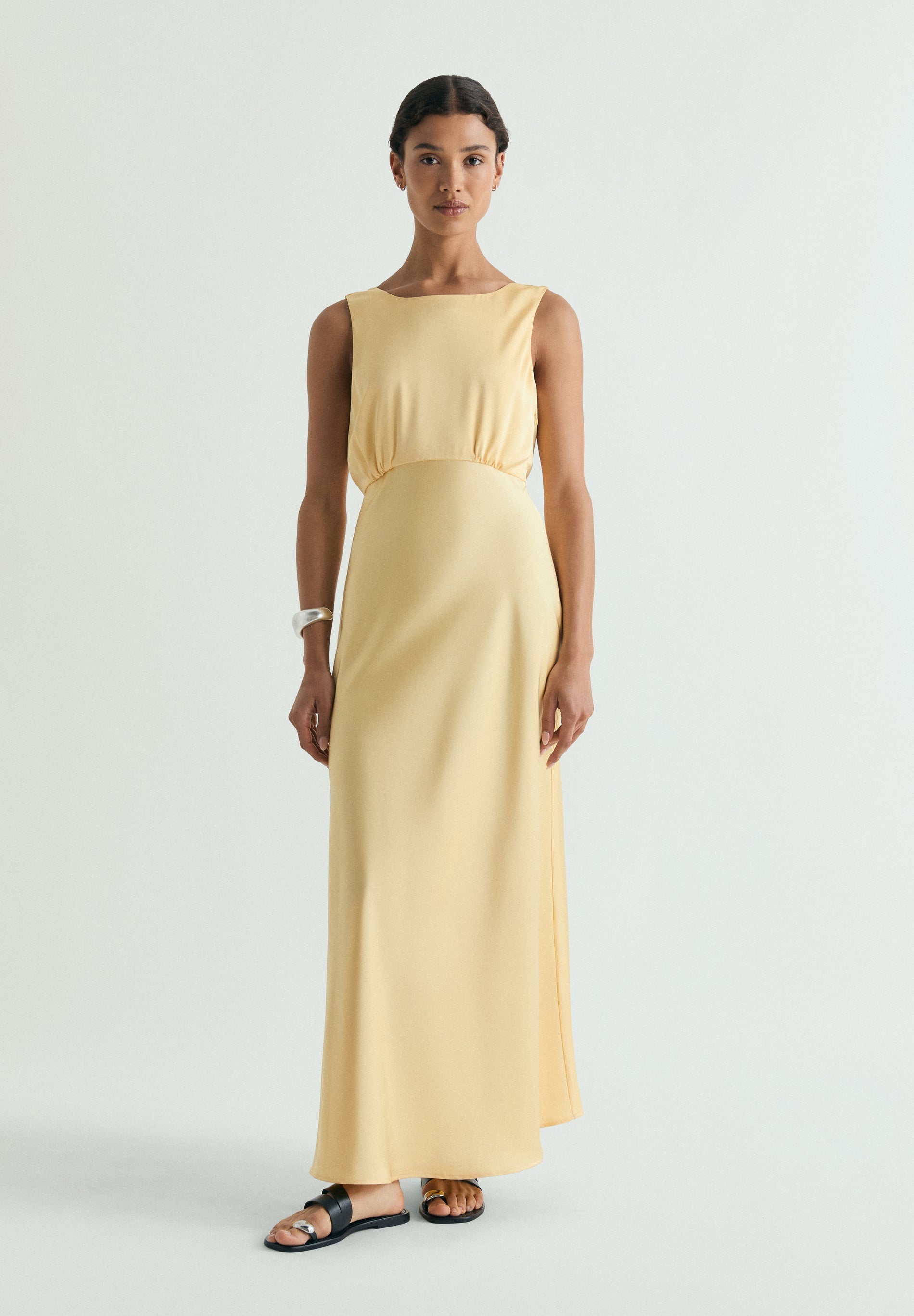 ROBE EN SATIN AVEC DOS NU