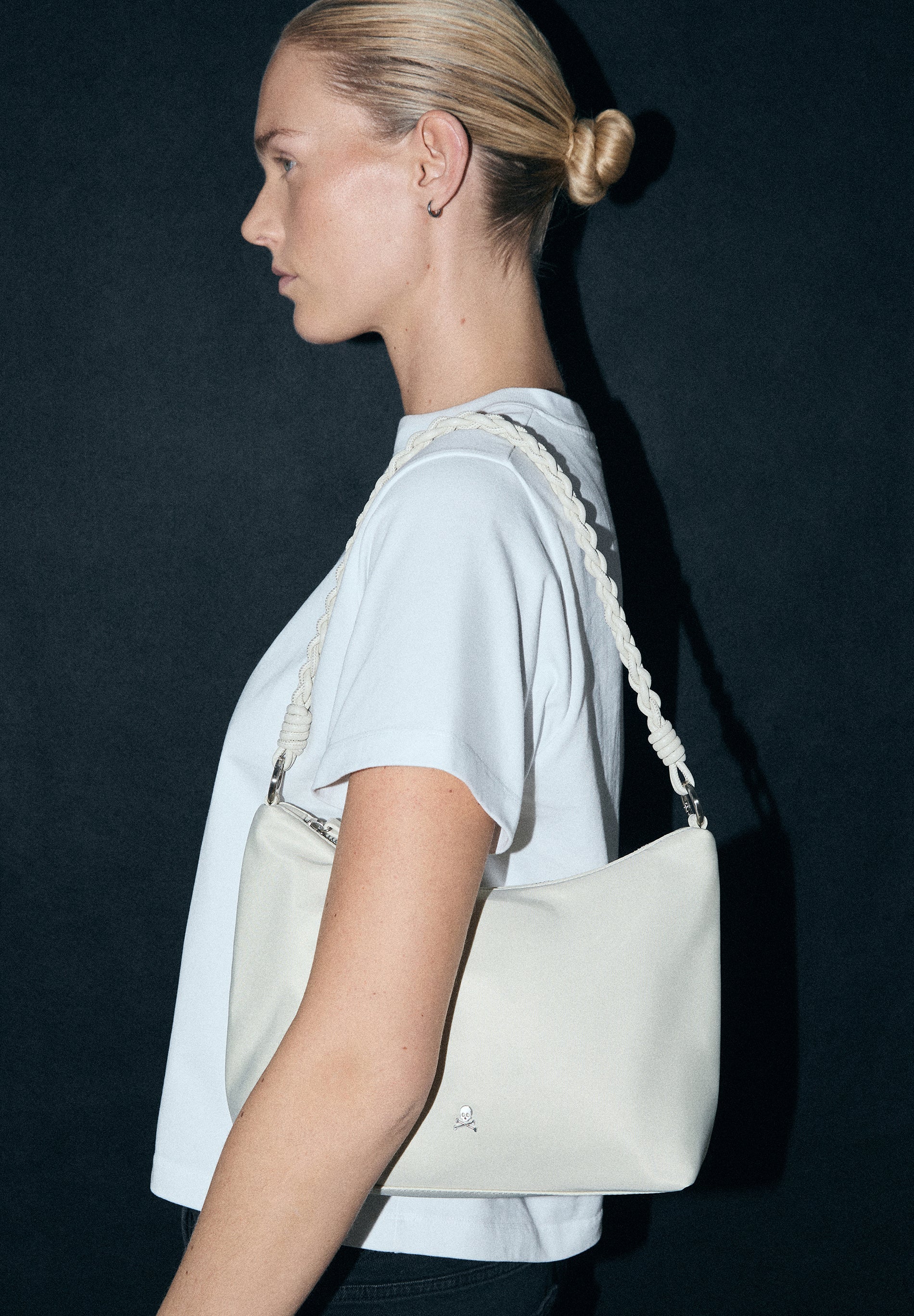 EINFARBIGE TASCHE MIT GEFLOCHTENEM TRAGEGURT