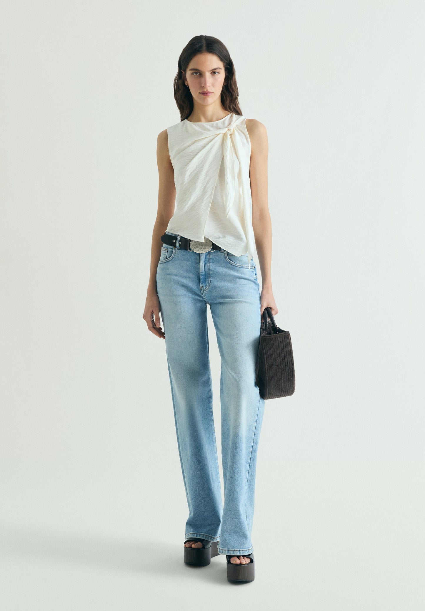 ASYMMETRISCHES TOP MIT KNOTEN