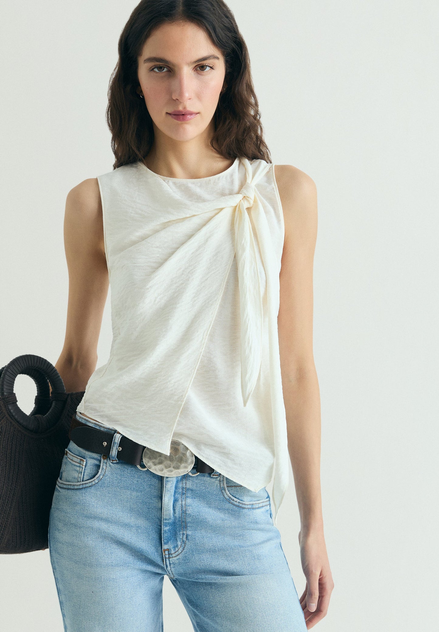 ASYMMETRISCHES TOP MIT KNOTEN
