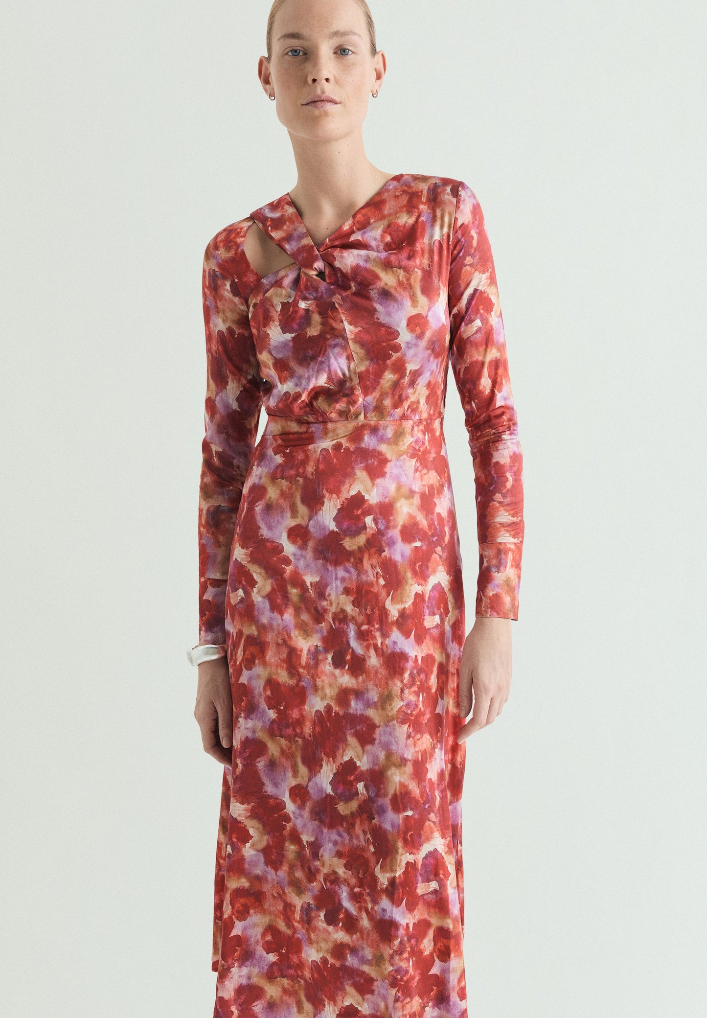 TIE-DYE-KLEID MIT SCHLITZEN