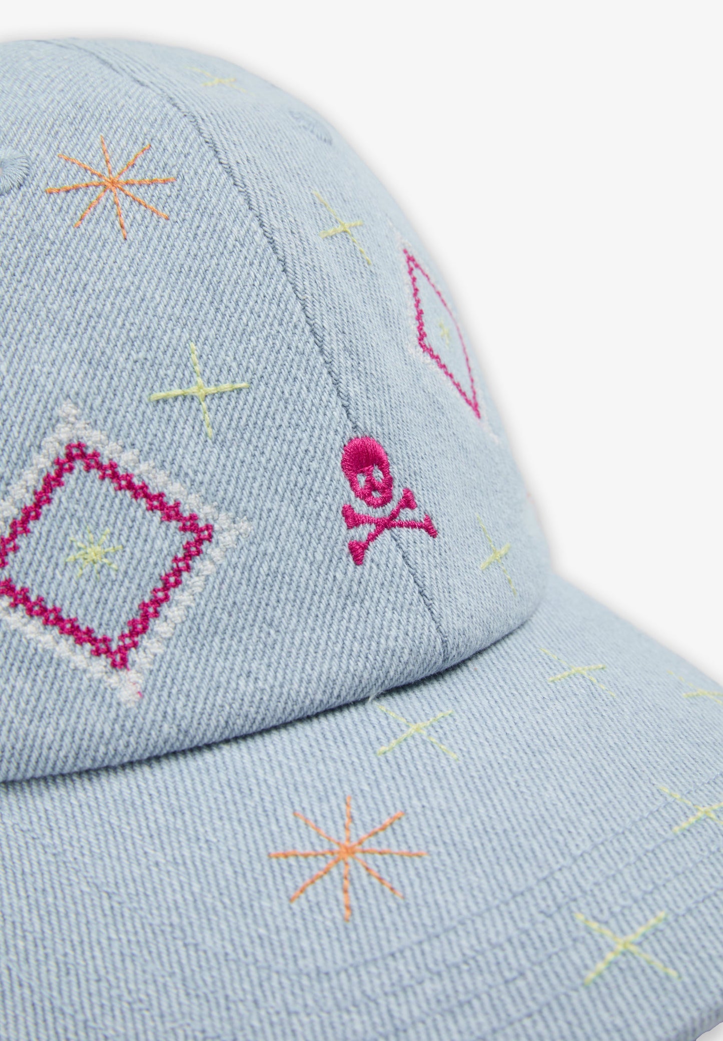 KAPPE MIT STICKEREIEN