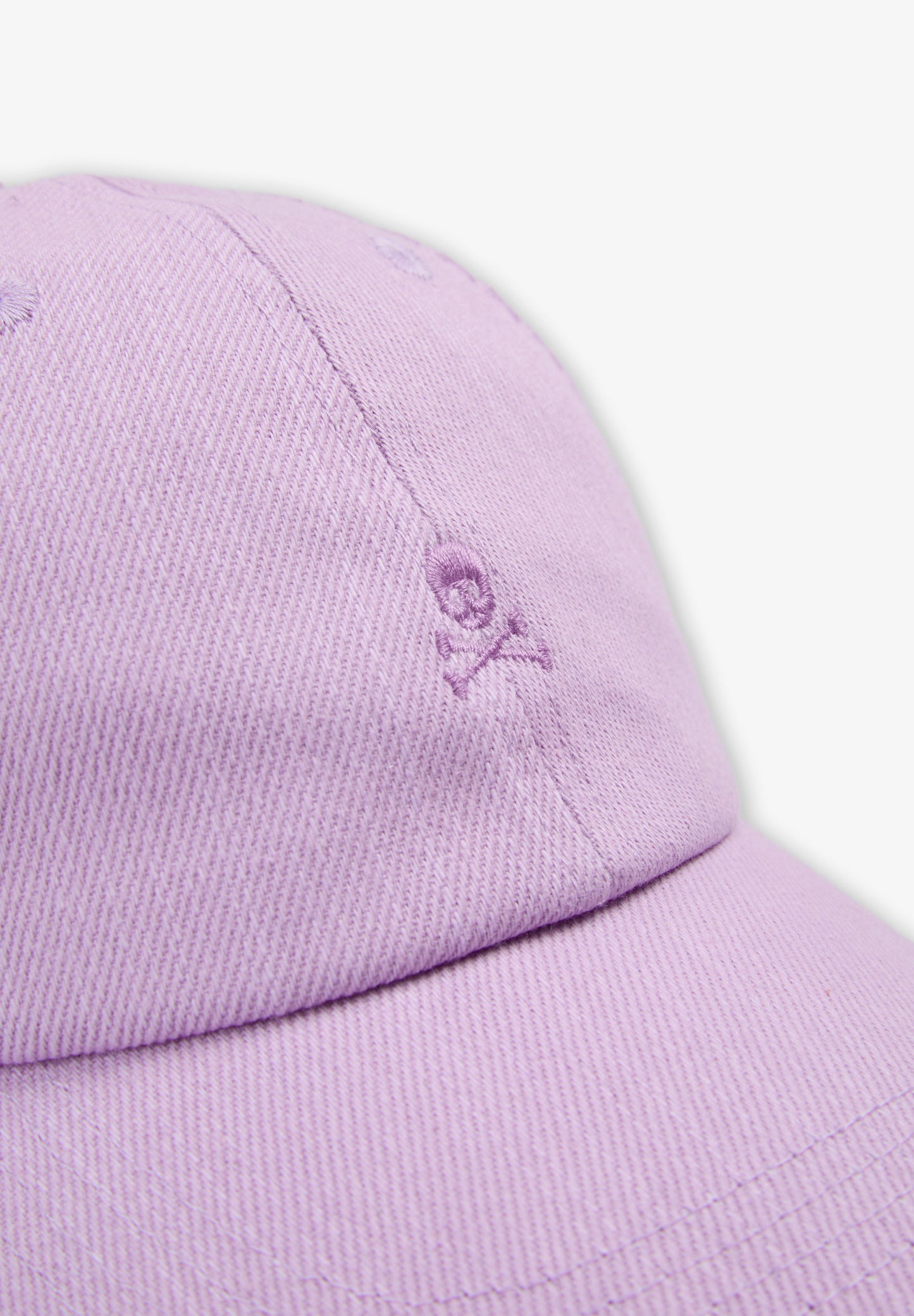 KAPPE MIT FARBLICH PASSENDER STICKEREI