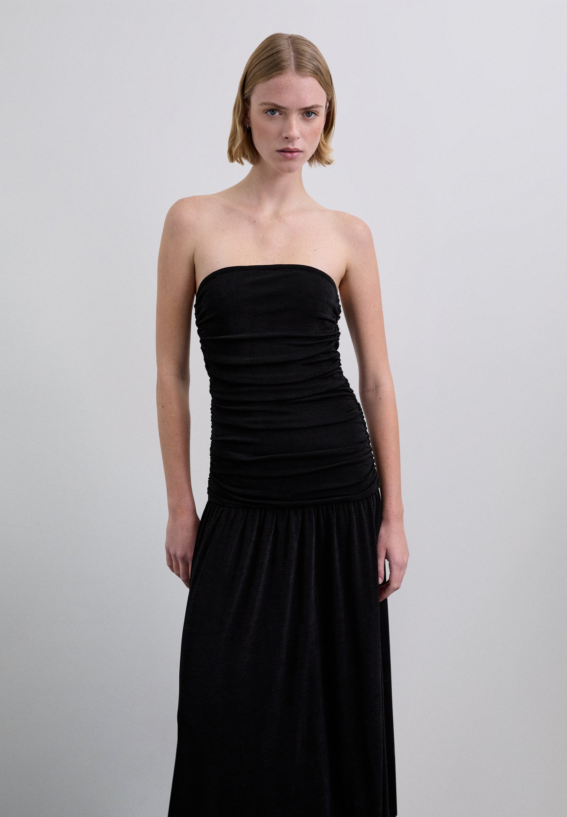 STRICKKLEID MIT RAFFUNGEN