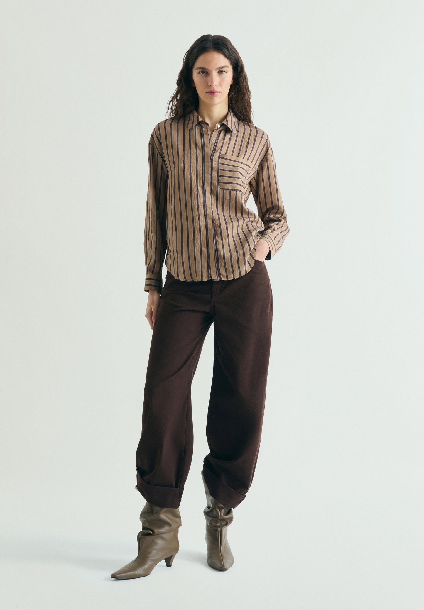 JEANS MIT DETAIL AM SAUM