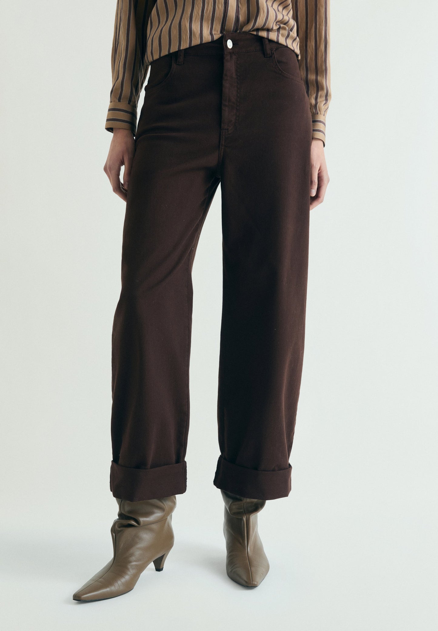 JEANS MIT DETAIL AM SAUM