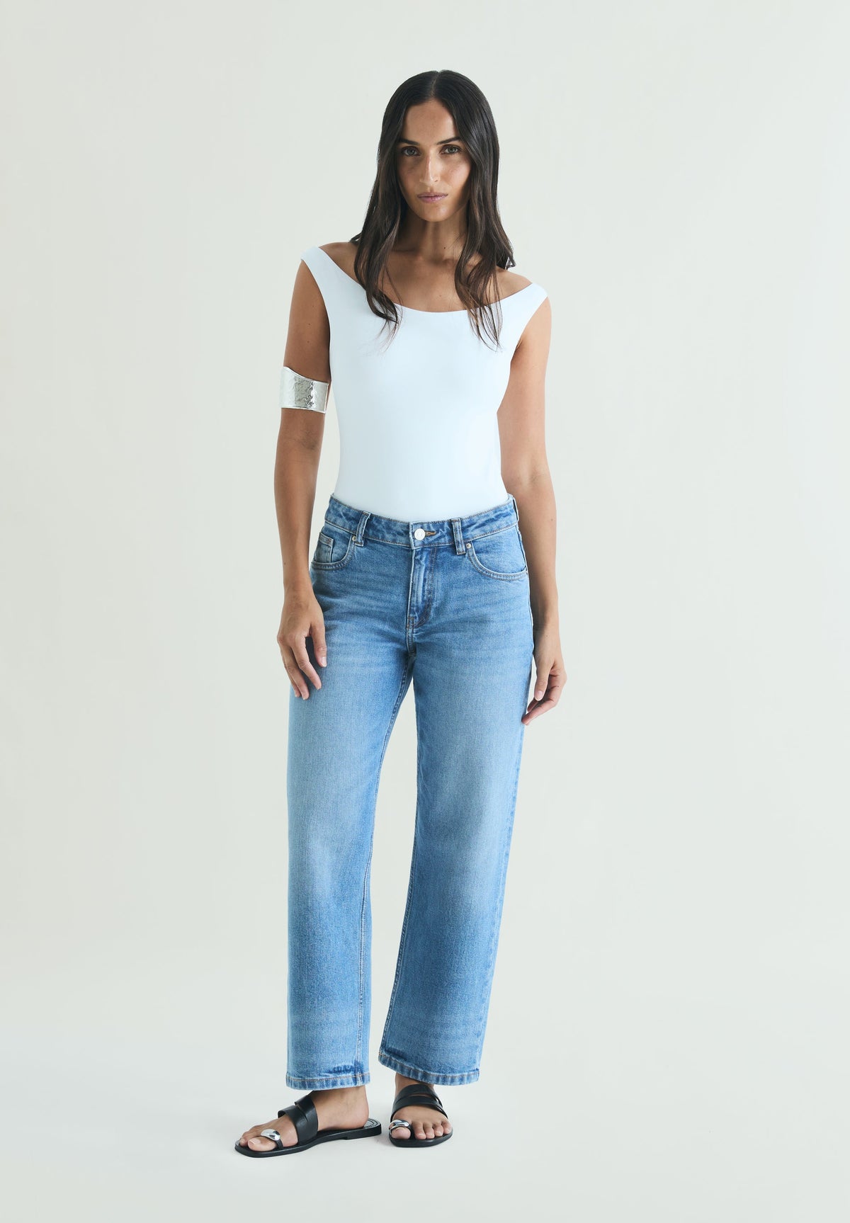 GERADE JEANS MIT TIEFEM BUND
