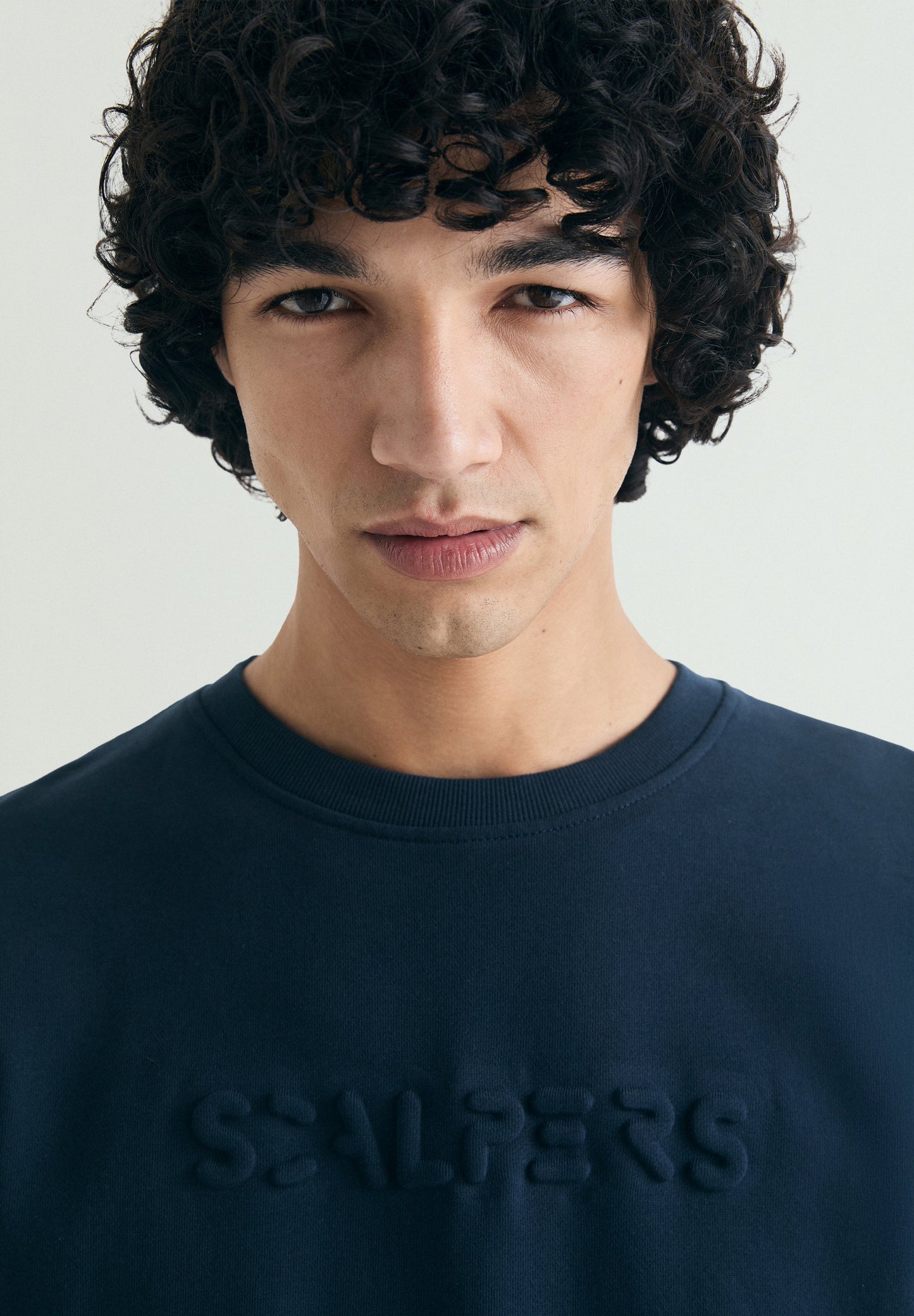 HOODY MIT RELIEF-TOTENKOPF