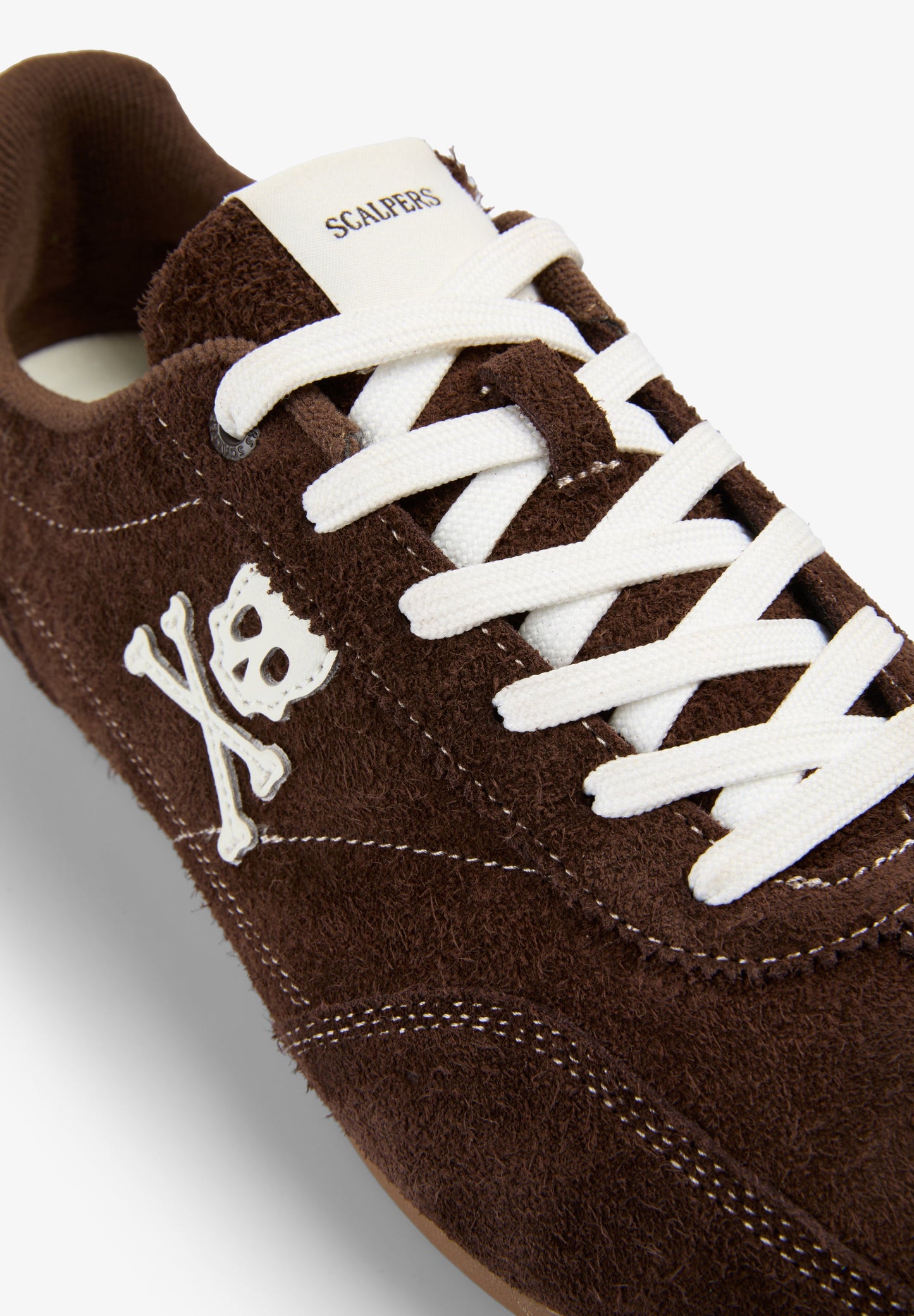 SNEAKER IM RETRO-STIL MIT TOTENKOPF