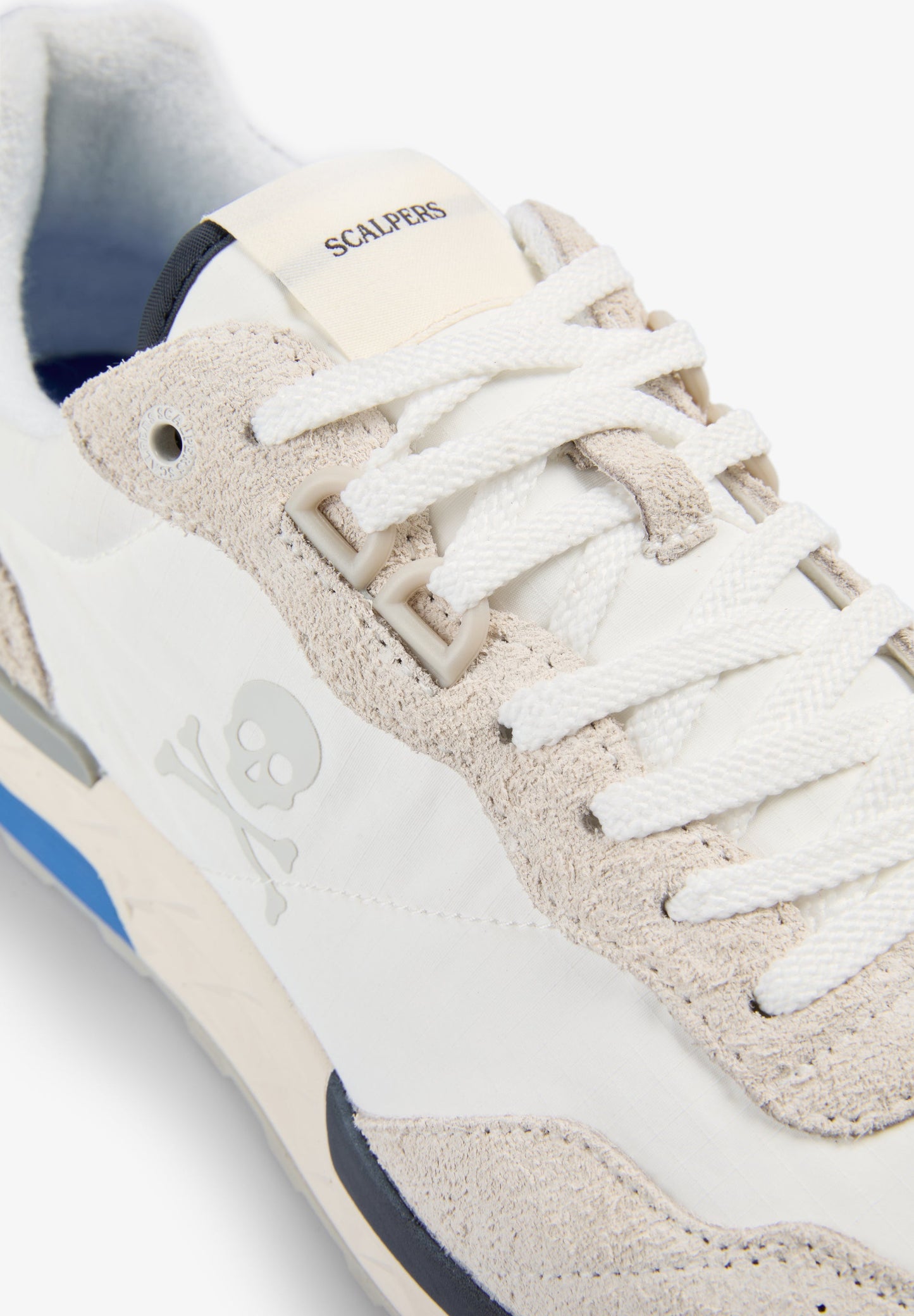 SNEAKER MIT SEITLICHEM TOTENKOPF