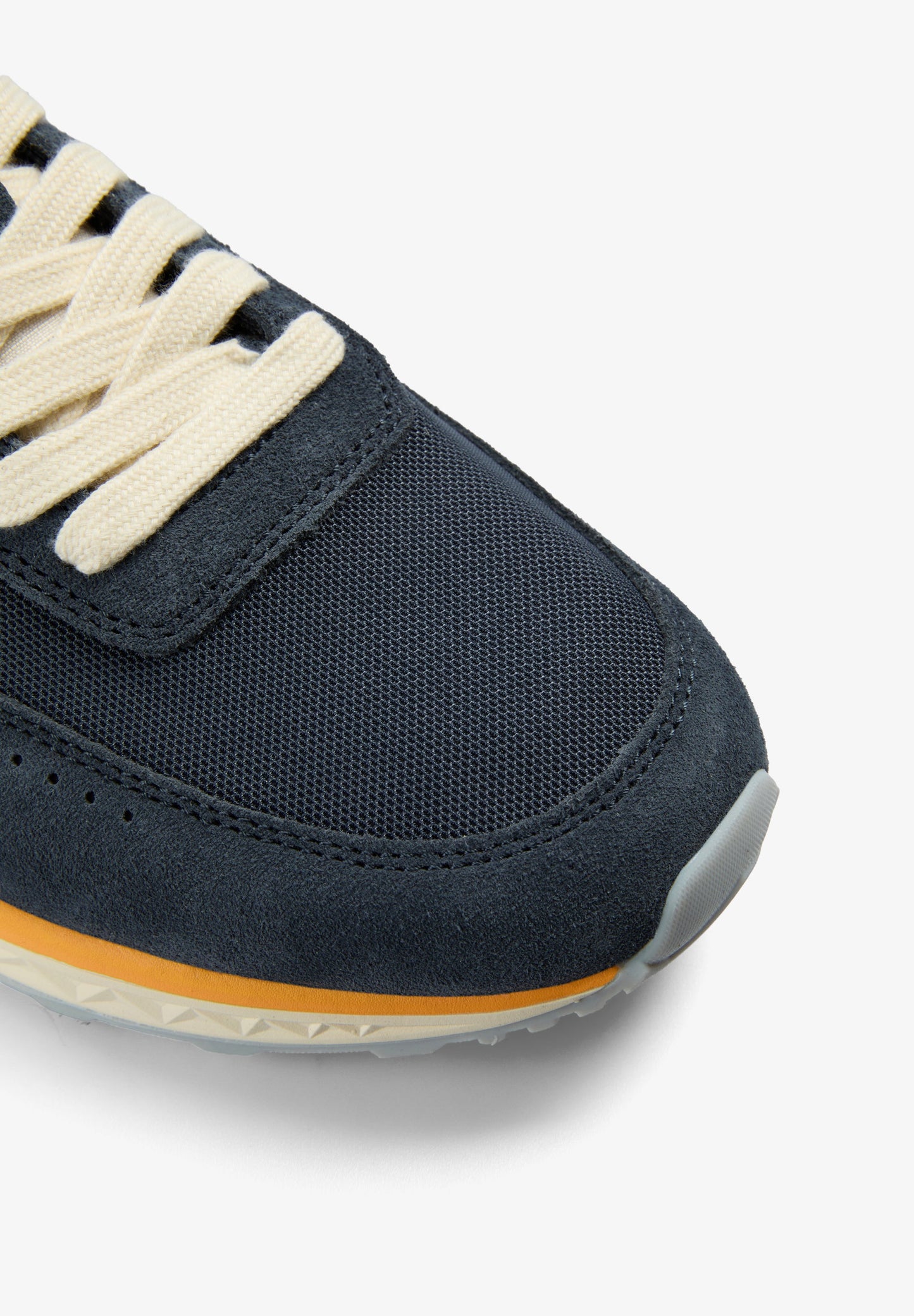 SNEAKER AUS LEDER MIT TOTENKOPF