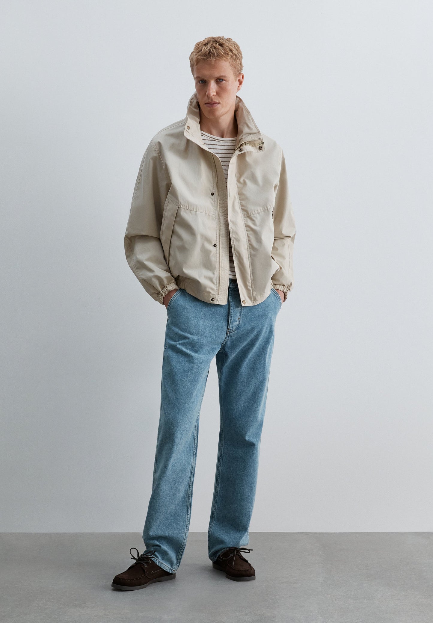 FUNKTIONSJACKE MIT VERDECKTER KAPUZE